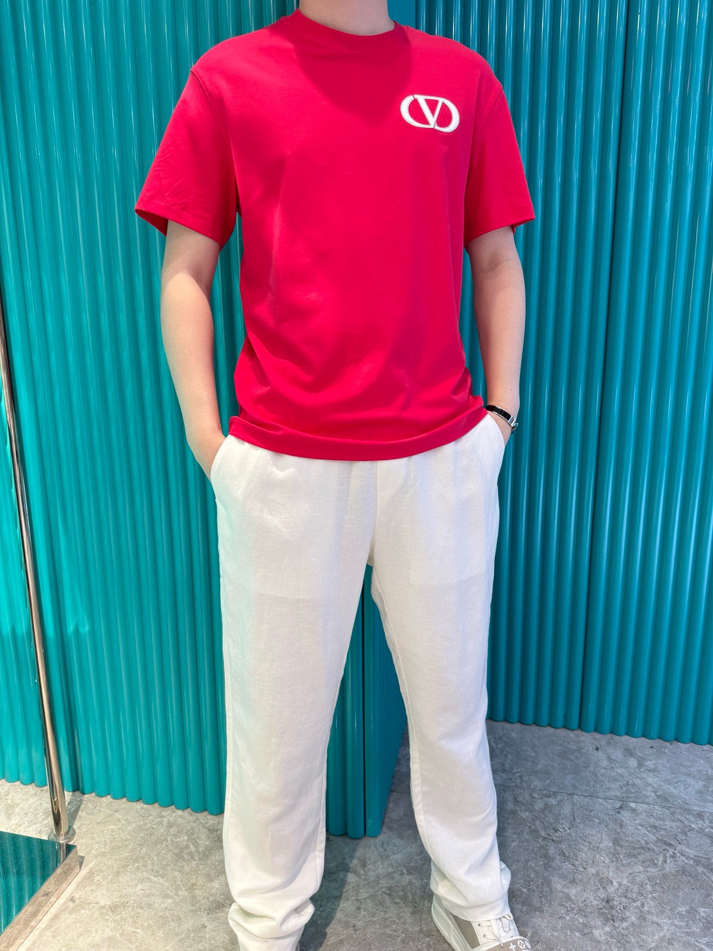 NO:505084,Valentino - the latest T-shirt shipment in 2025, hot-selling items in Europe and the United States!  Selected Italian imported brand European cotton fabrics, brand logo embroidery on the chest is matched with the latest design, highlighting fashion!  Number of codes 48-56 (model 180/140 wears 50, with Hong Kong Lane Crawford gift box packaging), valentino,tees, t-shirt,alexander wang19860909华伦天奴-2025最新T恤出货 欧美热销单品！精选意大利进口品牌欧货棉面料,胸口的品牌标志刺绣搭配最新的设计,彰显时尚 ！码数48-56（模特180/140穿50,配香港连卡佛礼盒包装）,,valentino,tees，t-shirt,alexander wang,Men's clothing