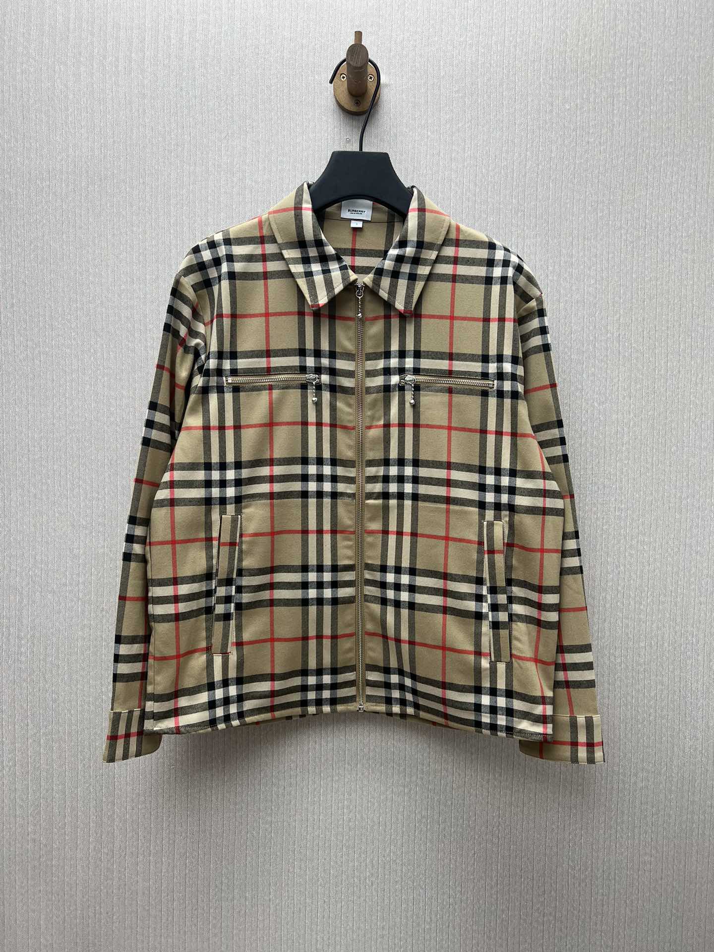 Nueva chaqueta a rayas Burberry 25ss, cremallera con cuentas, versión alta, ¡mismo estilo para hombres y mujeres! Númer…