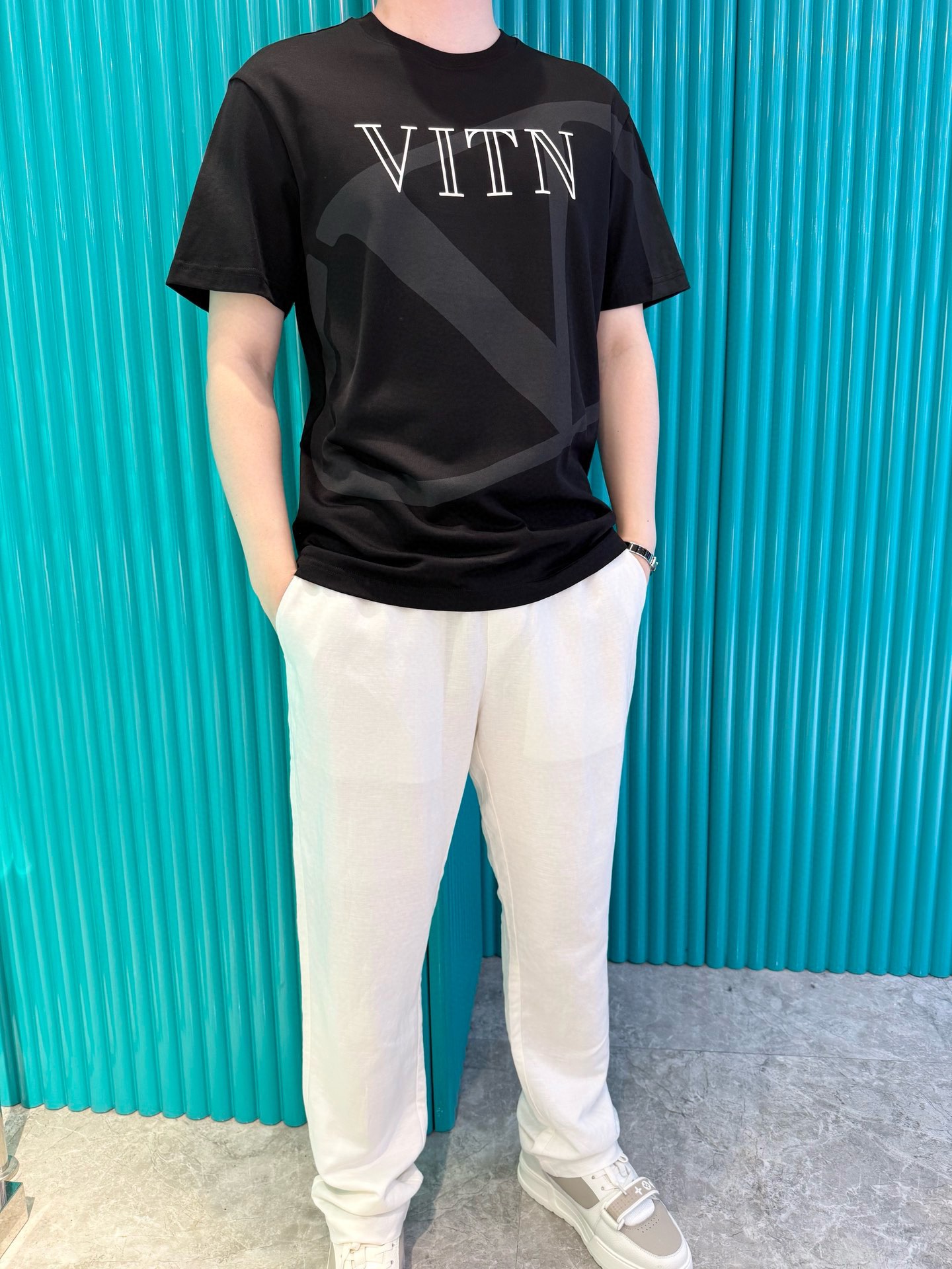 NO:505090,Valentino - the latest T-shirt shipment in 2025, hot-selling items in Europe and the United States!  Selected 100% European cotton fabrics from imported Italian brands, and the brand logo on the chest is matched with the latest design to highlight fashion!  Number of codes 48-56 (model 180/140 wears 50, with Hong Kong Lane Crawford gift box packaging), valentino,tees, t-shirt,alexander wang19860909华伦天奴-2025最新T恤出货 欧美热销单品！精选意大利进口品牌百分百欧货棉面料,胸口的品牌标志搭配最新的设计,彰显时尚 ！码数48-56（模特180/140穿50,配香港连卡佛礼盒包装）,,valentino,tees，t-shirt,alexander wang,Men's clothing