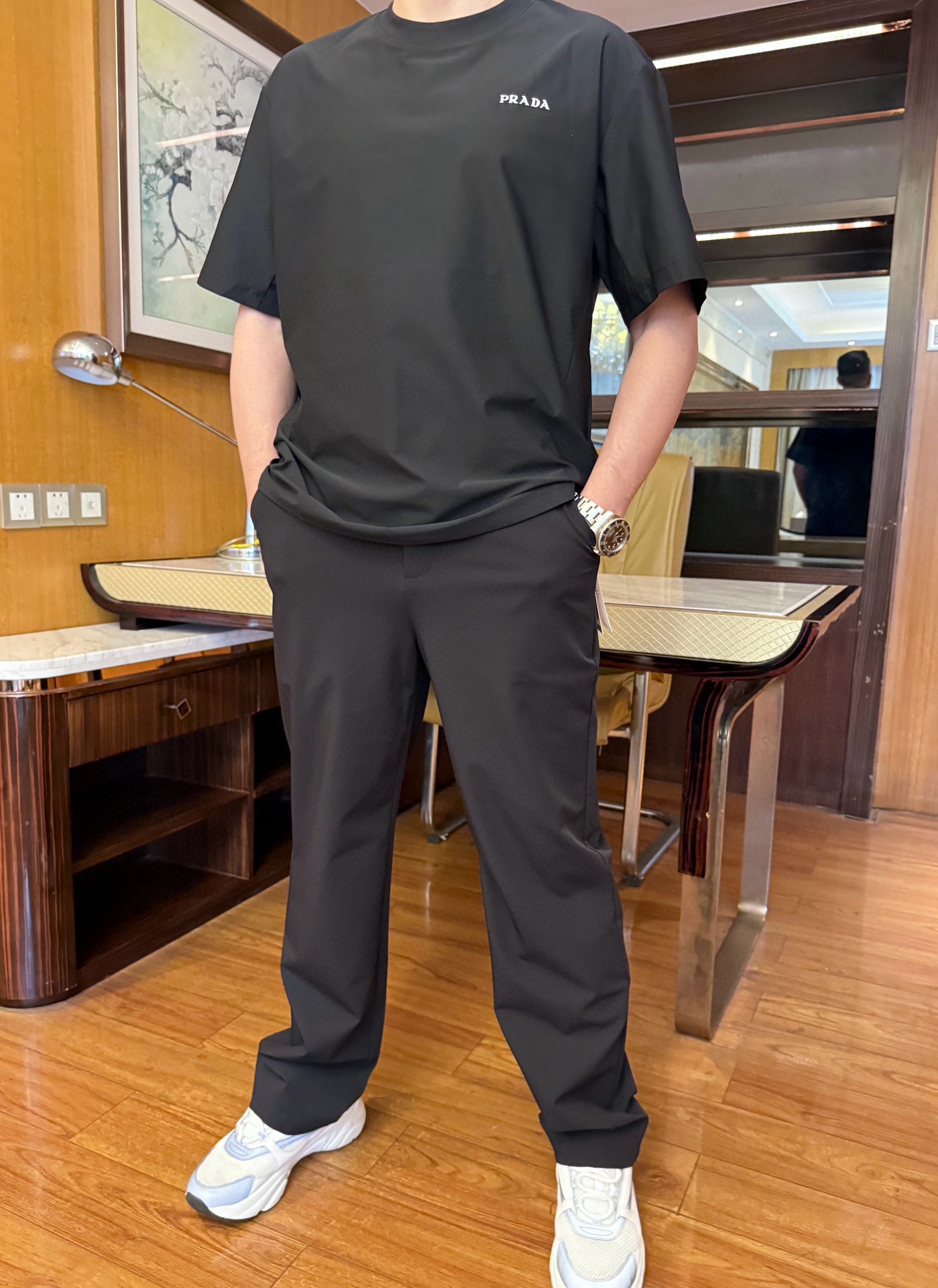 NO:505049,Prada-2025 latest hot casual pants shipped, hot-selling items in Europe and the United States!  Selected imported Italian fine cotton fabric with straight-tube foot-receiving design, rear pocket brand triangle mark shows taste You definitely deserve it. Code number M-XXXL (model 173/130 wears M, with Hong Kong Lane Crawford gift box packaging), prada, alexander wang19860909普拉达-2025最新爆款休闲裤出货 欧美热销单品！精选意大利进口精棉面料搭配直筒收脚设计,后口袋品牌三角标彰显品味 您绝对值得拥有.码数M-XXXL（模特173/130穿M,配香港连卡佛礼盒包装）,,prada,alexander wang,Men's clothing