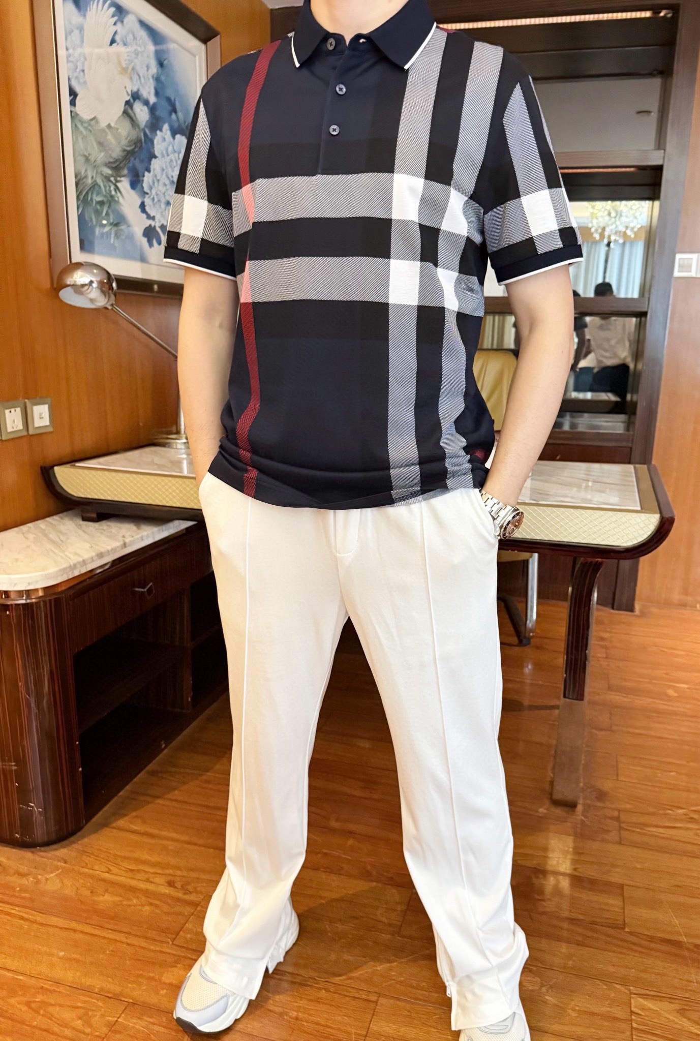 NO:505055,Burberry-2025 counter latest hot-selling Polo, hot-selling items in European and American counters!  Selected Italian imported Tianshi cotton + recycled fiber fabrics with the latest design, the whole body plaid design and customized buttons show fashion, and the upper body effect is needless to say. The number of codes is 48-56 (model 173/130 wears 48, with Hong Kong Lane Crawford gift box packaging), burberry, alexander wang19860909巴宝莉-2025专柜最新爆款Polo出货 欧美专柜热销单品！精选意大利进口天丝棉+再生纤维面料搭配最新的设计,通体的格纹设计及定制纽扣相当彰显时尚 上身效果不用多说.码数48-56（模特173/130穿48,配香港连卡佛礼盒包装）,,burberry,alexander wang,Men's clothing