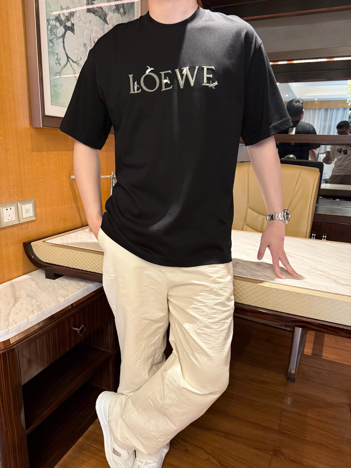 NO:505079,Luo Yiwei - the latest hot T-shirt shipment in 2025, hot-selling items in Europe and the United States!  Selected Italian imported fine cotton fabrics with the latest designs, the unique brand embroidery on the chest highlights the fashion, and the upper body effect can be seen. The number of codes is 48-56 (model 180/140 wears 48, with Hong Kong Lane Crawford gift box packaging), loewe,tees, t-shirt, alexander wang19860909罗意威-2025最新爆款T恤出货 欧美热销单品！精选意大利进口精棉面料搭配最新的设计,胸前的独特品牌刺绣彰显时尚 上身效果看得见.码数48-56（模特180/140穿48,配香港连卡佛礼盒包装）,,loewe,tees，t-shirt,alexander wang,Men's clothing