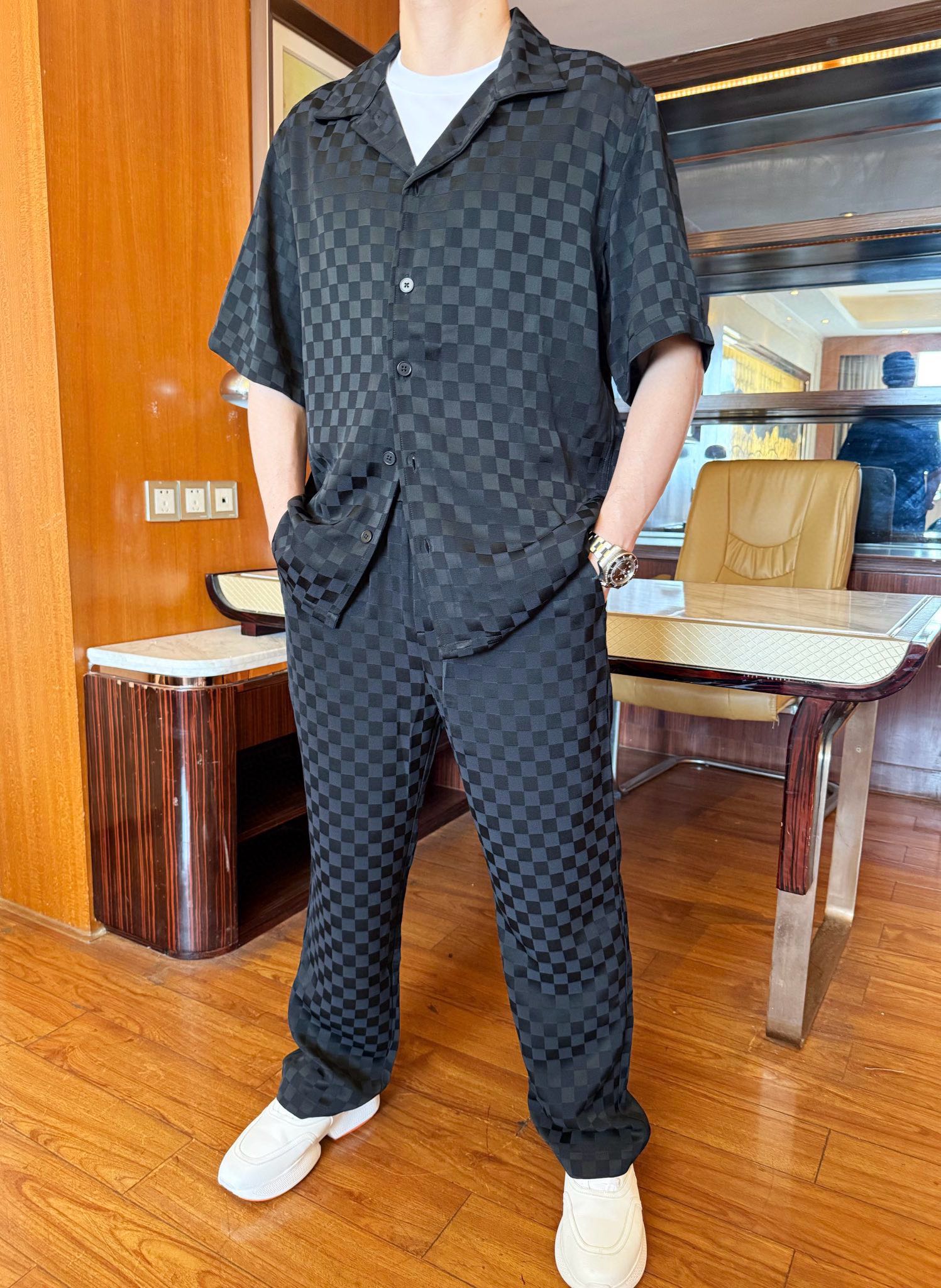 NO:505096,Louis Vuitton-2025 counter latest set shipments, hot-selling items for European and American counters!  Selected Italian custom-made Tennis cotton fabrics with simple and elegant designs, and the whole pattern shows taste!  Number of codes 48-56 (model 173/130 wears 48 sizes, with Hong Kong Lane Crawford gift box packaging), louis vuitton, alexander wang19860909路易威登-2025专柜最新款套装出货 欧美专柜热销单品！精选意大利定制天丝棉面料搭配简约大方的设计,通体的花纹彰显品味！码数48-56（模特173/130穿48码,配香港连卡佛礼盒包装）,,louis vuitton,alexander wang,Men's clothing