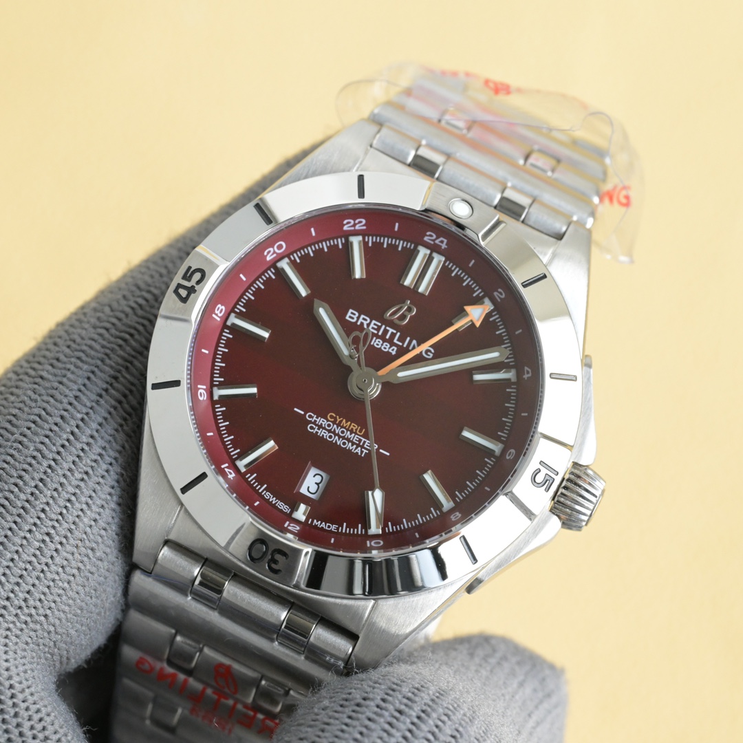 “Chronomat Automatic GMT 40: Dual-Time Mechanical Watch with Stylish Design and Practical Functionality” - 图片 4