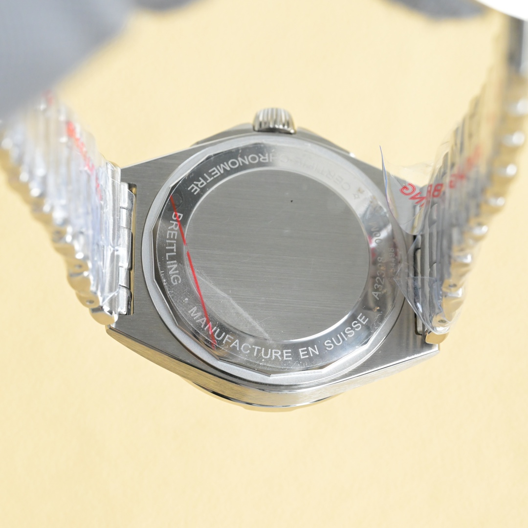 “Chronomat Automatic GMT 40: Dual-Time Mechanical Watch with Stylish Design and Practical Functionality” - 图片 9
