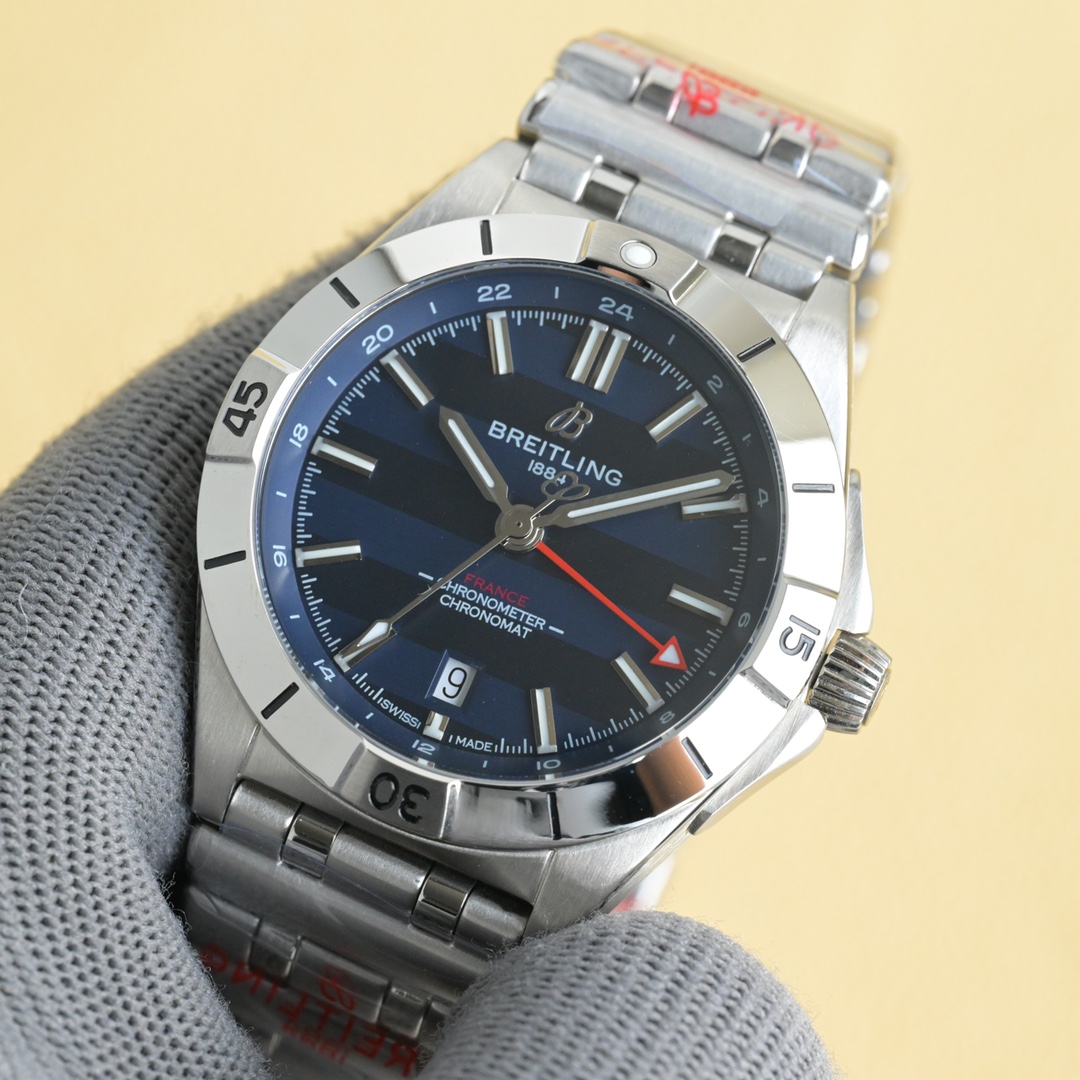 “Chronomat Automatic GMT 40: Dual-Time Mechanical Watch with Stylish Design and Practical Functionality” - 图片 2
