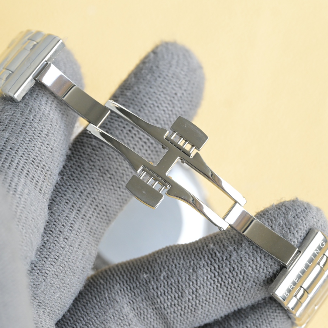 “Breitling Chronomat Automatic GMT 40: Stylish Dual Time Zone Watch with Steel Bracelet” - 图片 9