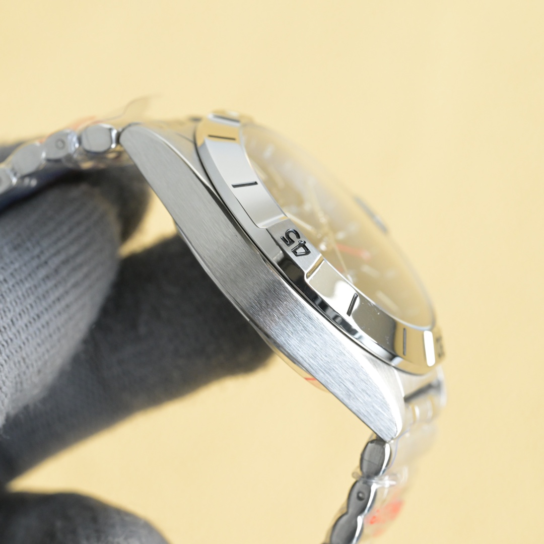 “Breitling Chronomat Automatic GMT 40: Stylish Dual Time Zone Watch with Steel Bracelet” - 图片 6