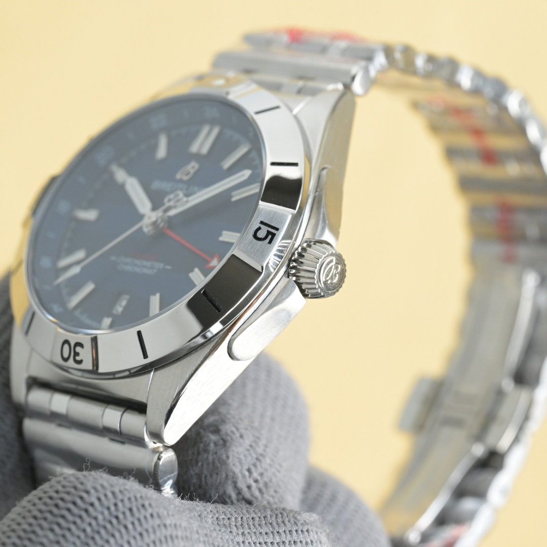 “Breitling Chronomat Automatic GMT 40: Stylish Dual Time Zone Watch with Steel Bracelet” - 图片 5