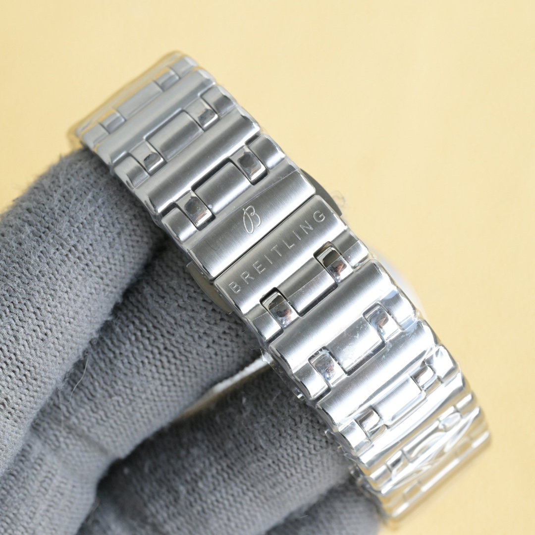 “Breitling Chronomat Automatic GMT 40: Stylish Dual Time Zone Watch with Steel Bracelet” - 图片 8