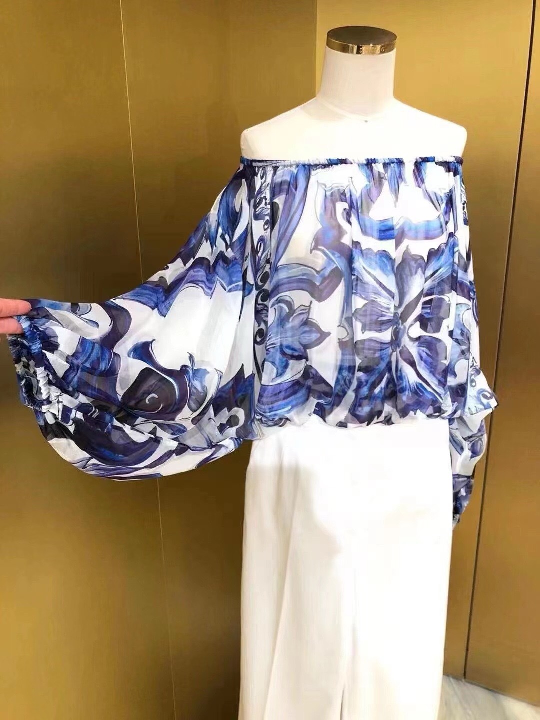 Title: “Bad-Ass Woman Rocks 2-Metre Wrapper, Snow-Swipe Balconies, and Live SMLXLXXL” - 图片 3