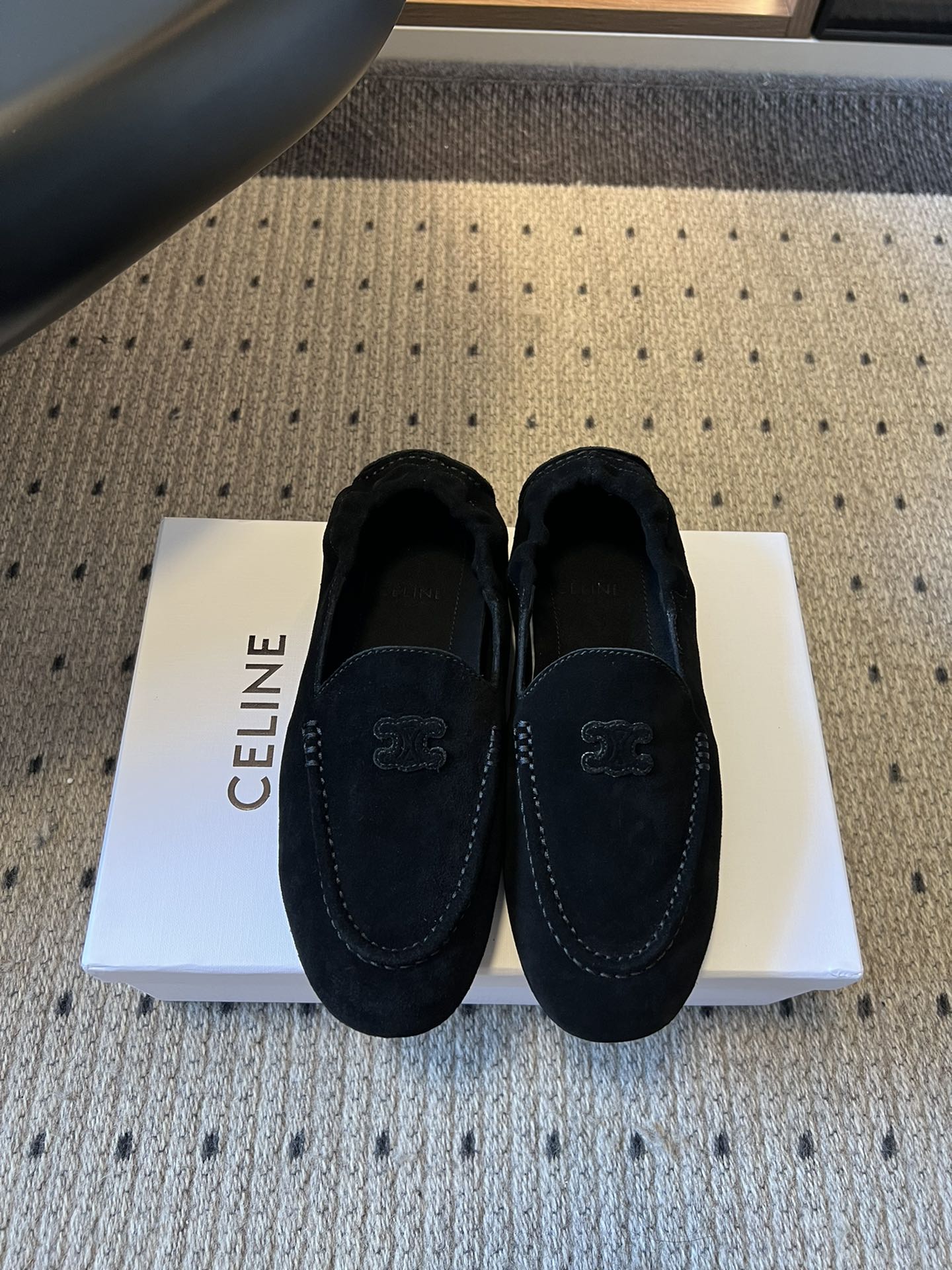 
Celin* 25ss 新款 一脚蹬乐福鞋

今年必须要入手一双celine乐福鞋 ，复古风经典款 超