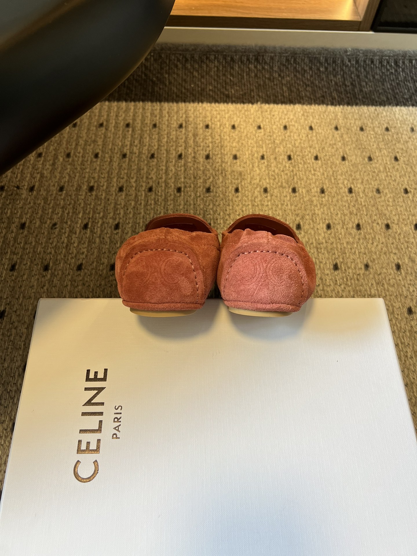 
Celin* 25ss 新款 一脚蹬乐福鞋

今年必须要入手一双celine乐福鞋 ，复古风经典款 超