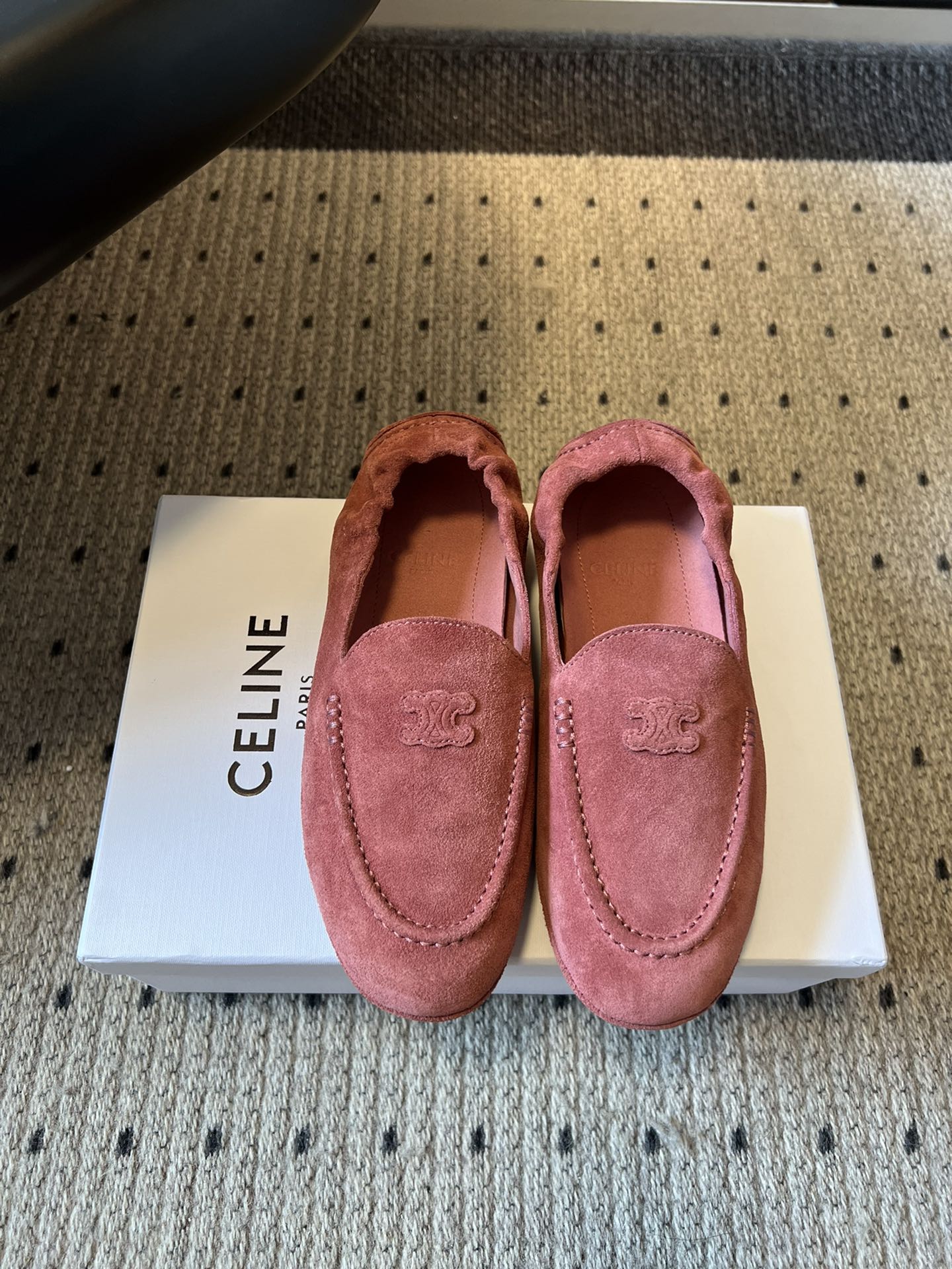 
Celin* 25ss 新款 一脚蹬乐福鞋

今年必须要入手一双celine乐福鞋 ，复古风经典款 超