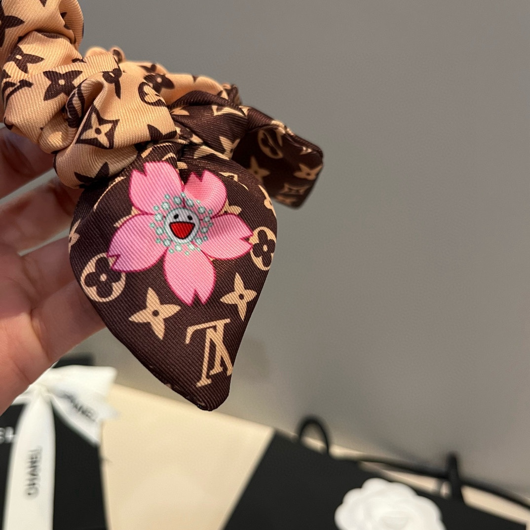🆕（单个）

LV蝴蝶结发圈