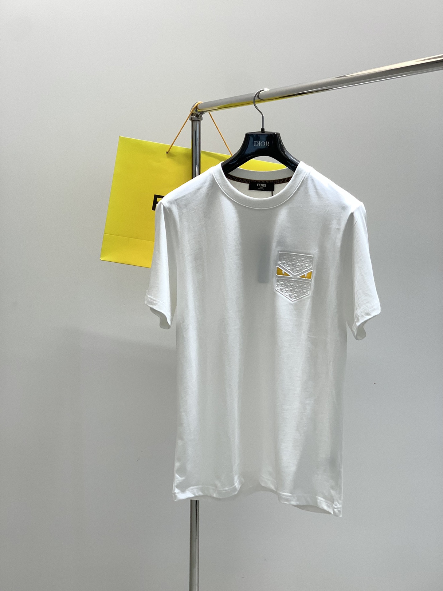 NO:506782,,FENDI Fendi, the latest summer products, special counters are available at the same time, original singles, casual and fashionable round neck short-sleeved T-shirt, imported original fabric, top-level embossed craft letter pattern logo, unique design, comfortable and breathable upper body, extremely high grade, handsome upper body, 2 colors recommendation, S-2XL,,fendi,fendi,T-shirt,tees,t-shirt,alexander wang19860909,FENDI 芬迪,夏季最新品,专柜同步有售,原单狠货,休闲时尚圆领短袖T恤,进口原版面料,顶级浮雕工艺字母图案logo,独特设计,上身舒适透气,档次极高,上身帅气十足,2色推荐,码数S-2XL,,fendi,fendi,T-shirt,tees，t-shirt,alexander wang,Men's clothing