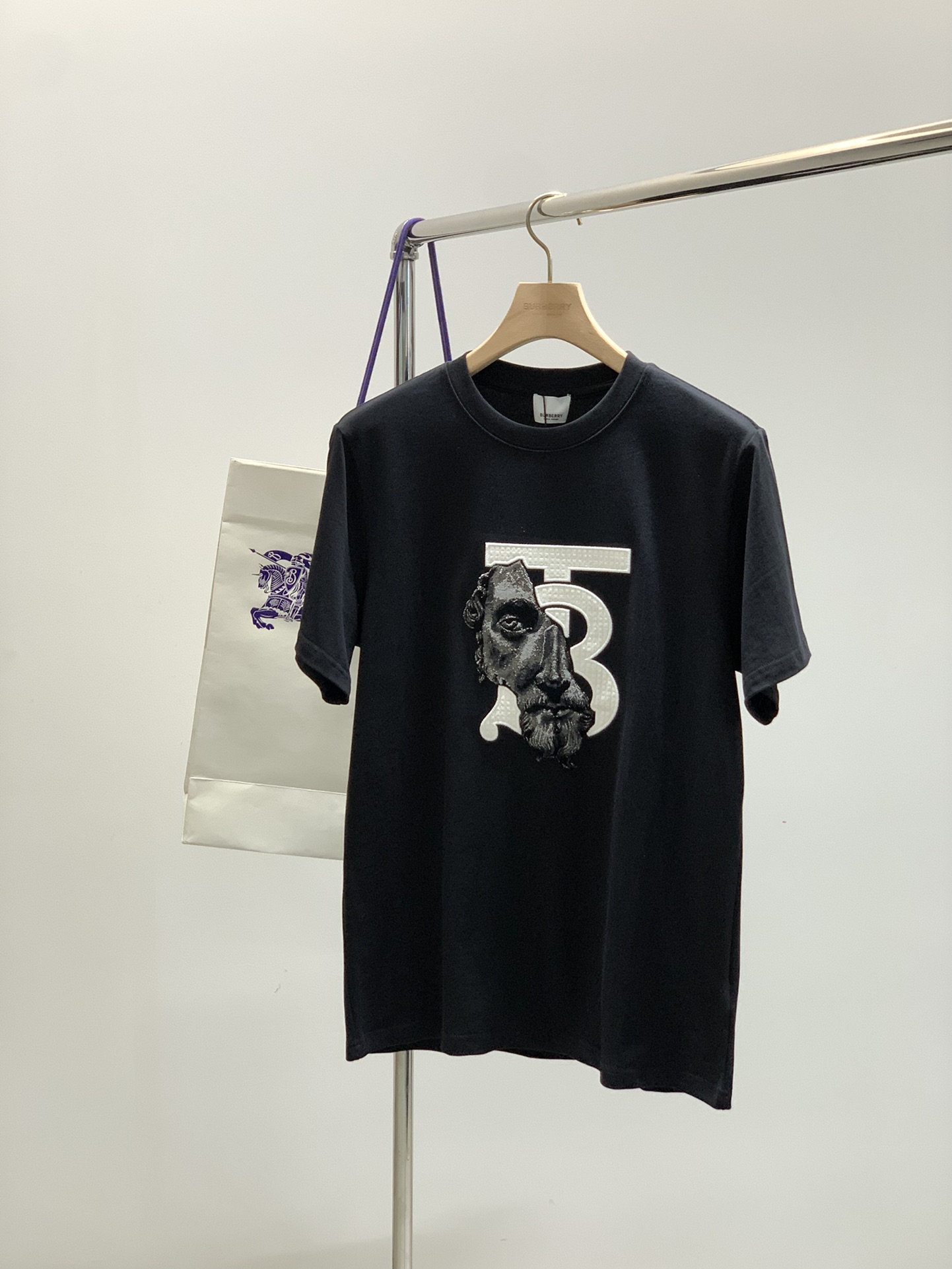 NO:506774,,Burberry Burberry, the latest summer products, available at the counter at the same time, original singles, fashionable and casual round neck short-sleeved T-shirt, imported original fabric, comfortable and breathable upper body, top-grade embroidery craft letter pattern decoration logo, extremely high grade, comfortable and versatile, handsome upper body, 2 colors recommendation, S-2XL, burberry, burberry, T-shirt, tees, t-shirt, alexander wang19860909,Burberry 巴宝莉,夏季最新品,专柜同步有售,原单狠货,时尚休闲圆领短袖T恤,进口原版面料,上身舒适透气,顶级刺绣工艺字母图案装饰logo,档次极高,舒适百搭,上身帅气十足,2色推荐,码数S-2XL,,burberry,burberry,T-shirt,tees，t-shirt,alexander wang,Men's clothing