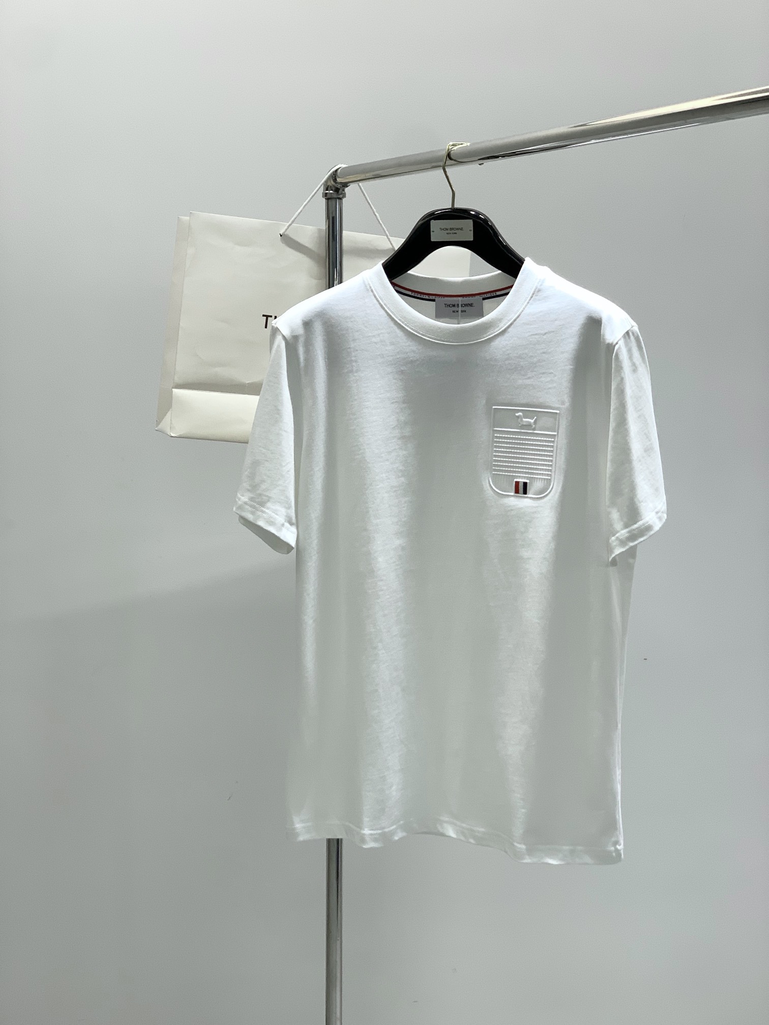 NO:506784,,Thom Browne Tom Brown, the latest summer products, fashionable and casual round neck short-sleeved T-shirt, available at the counter, original single product, imported original fabric, excellent comfort, top-level relief craft letter pattern logo, extremely high grade, calm and versatile, handsome and stylish on the upper body, 2 colors recommended, S-2XL, thom browne, T-shirt, tees, t-shirt, alexander wang19860909,Thom Browne 汤姆·布朗 ,夏季最新品,时尚休闲圆领短袖T恤,专柜同步有售,原单狠货,采用进口原版面料,舒适度极佳,顶级浮雕工艺字母图案logo,档次极高,从容百搭,上身帅气有型,2色推荐,码数S-2XL,,thom browne,T-shirt,tees，t-shirt,alexander wang,Men's clothing