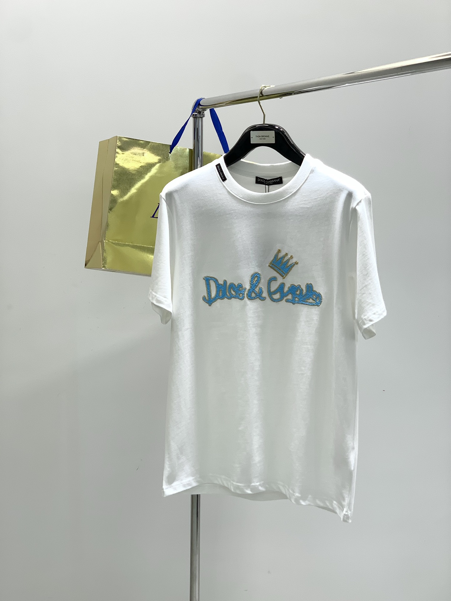 NO:506751,,DOLCE&GABBANA, new summer products, special counters are available at the same time, original singles, fashionable and casual round neck short-sleeved T-shirt, using imported original fabric, top-grade embroidery craft letter pattern decorative logo, extremely high-end, comfortable and breathable, and a handsome upper body!  2 colors recommendation, code number S-2XL, Dolce & Gabbana, Dolce & Gabbana, T-shirt, tees, t-shirt, alexander wang19860909,DOLCE&GABBANA 杜嘉班纳,夏季新品,专柜同步有售,原单狠货,时尚休闲圆领短袖T恤,采用进口原版面料,顶级刺绣工艺字母图案装饰logo,档次极高,舒适透气,上身帅气十足！2色推荐,码数S-2XL,,Dolce&Gabbana,Dolce&Gabbana,T-shirt,tees，t-shirt,alexander wang,Men's clothing