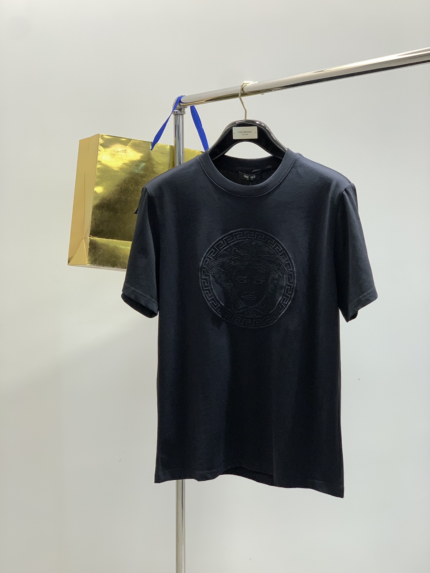 NO:506788,,Versace Versace, the latest summer products, available at the counter at the same time, original singles, fashionable and casual round neck short-sleeved T-shirt, imported original fabric, top-grade embroidery craft letter pattern logo, extremely high-end, comfortable and versatile, handsome and stylish on the upper body!  S-2XL, versace, versace, T-shirt, tees, t-shirt, alexander wang19860909,Versace 范思哲,夏季最新品,专柜同步有售,原单狠货,时尚休闲圆领短袖T恤,进口原版面料,顶级刺绣工艺字母图案logo,档次极高,舒适百搭,上身帅气有型！码数S-2XL,,versace,versace,T-shirt,tees，t-shirt,alexander wang,Men's clothing