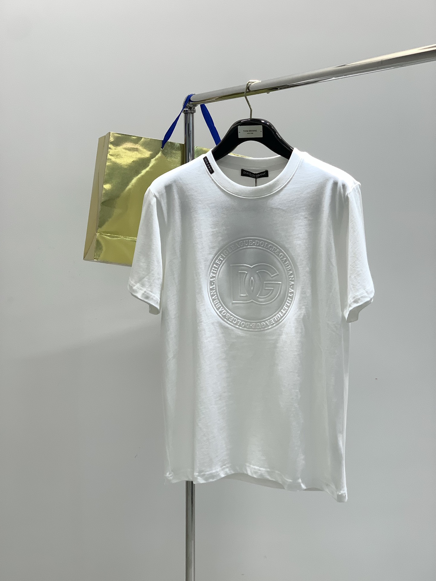 NO:506756,,Dougabanna's latest summer products, available at the same time for counters, original singles, fashionable and casual round neck short-sleeved T-shirts, imported original fabrics, top-grade glue-pressing craft letter pattern logo, extremely high-end, comfortable and versatile, handsome and stylish on the upper body!  S-2XL, Dolce & Gabbana, T-shirt, tees, t-shirt, alexander wang19860909,杜嘉班纳夏季最新品,专柜同步有售,原单狠货,时尚休闲圆领短袖T恤,进口原版面料,顶级压胶工艺字母图案logo,档次极高,舒适百搭,上身帅气有型！码数S-2XL,,Dolce&Gabbana,T-shirt,tees，t-shirt,alexander wang,Men's clothing