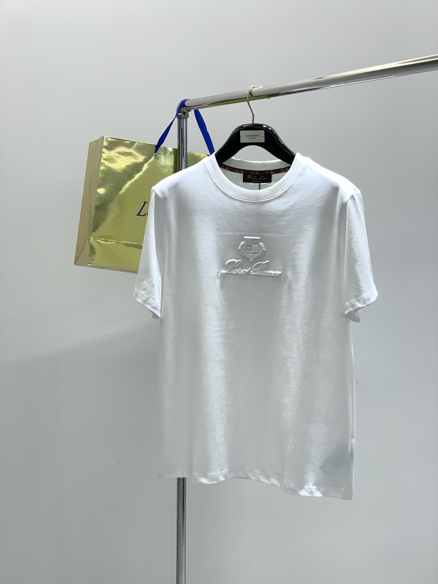 NO:506761,,LP (Loro Piana), the latest summer product, available at the same time for counters, original singles, fashionable and casual round neck short-sleeved T-shirt, using imported original fabric, top-grade embossed printing craft letter pattern decorative logo, extremely high-end, comfortable and versatile, and full of handsome upper body!  2 colors recommended, code number S-2XL, loro piana, loro piana, T-shirt, tees, t-shirt, alexander wang19860909,LP(Loro Piana ),夏季最新品,专柜同步有售,原单狠货,时尚休闲圆领短袖T恤,采用进口原版面料,顶级浮雕印花工艺字母图案装饰logo,档次极高,舒适百搭,上身帅气十足！2色推荐,码数S-2XL,,loro piana,loro piana,T-shirt,tees，t-shirt,alexander wang,Men's clothing