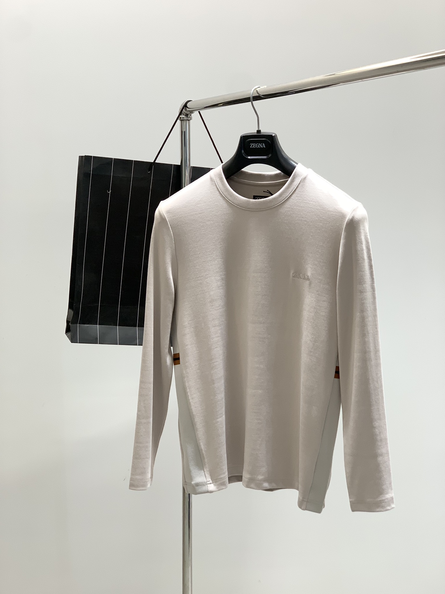 NO:506769,,Jenia Zegna, the latest products in early autumn, available at the counter at the same time, original singles, fashionable and casual round neck long-sleeved T-shirt, using imported original fabric, comfortable and breathable, top-grade embroidery craft letter pattern decorative logo, the upper body is very handsome!  4 colors recommended, code number M-3XL, popular products recommended!  ,zegna,tees,t-shirt,alexander wang19860909,杰尼亚 Zegna,早秋最新品,专柜同步有售,原单狠货,时尚休闲圆领长袖T恤,采用进口原版面料,舒适透气,顶级刺绣工艺字母图案装饰logo,上身帅气十足！4色推荐,码数M-3XL,爆款推荐！,,zegna,tees，t-shirt,alexander wang,Men's clothing