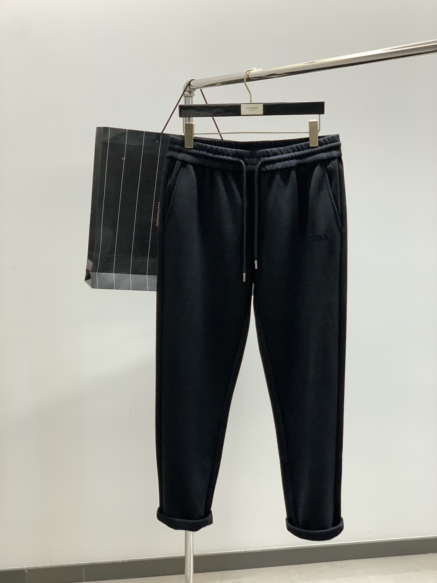 NO:506766,,Zegna Zegna, the latest products in autumn and winter, the counter is available at the same time, original singles, fashionable wool casual pants, imported original fabric, comfortable and breathable upper body, simple and easy to match, top-grade printing craft letter pattern decoration logo, original hardware and auxiliary materials decoration, extremely high grade, handsome and stylish upper body, 2 colors recommended, S-4XL, zegna, alexander wang19860909,Zegna 杰尼亚,秋冬最新品,专柜同步有售,原单狠货,时尚羊毛休闲裤,进口原版面料,上身舒适透气,简约易搭配,顶级印花工艺字母图案装饰logo,原版五金辅料装饰,档次极高,上身帅气有型,2色推荐,码数S-4XL,,zegna,alexander wang,Men's clothing