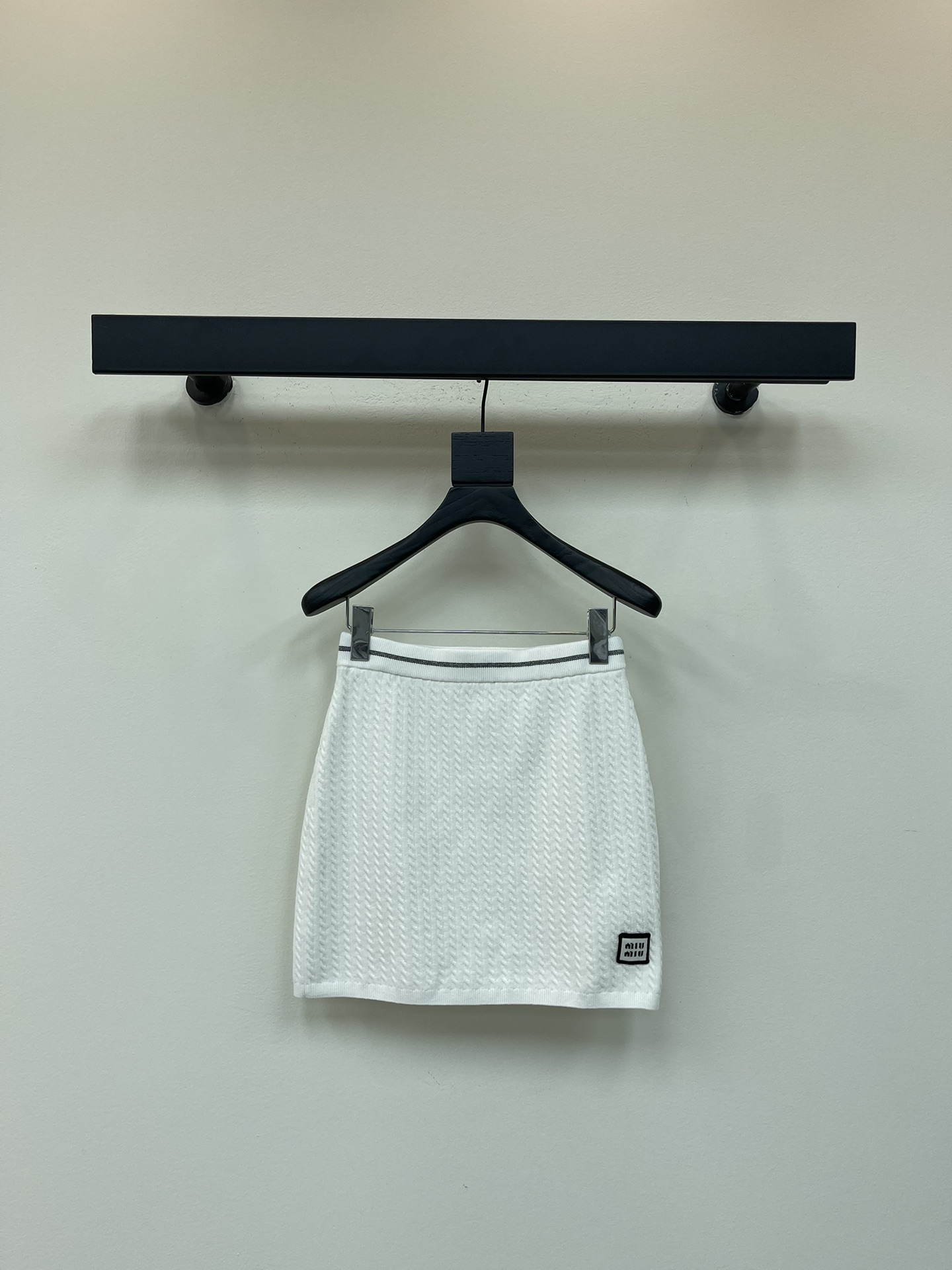 NO:490488,*｜Knitted logo vest + skirt set 25SS early autumn new model is available!  Classic wheat ears and twisted texture, visible texture to the naked eye, the soft texture is elastic, the upper body is natural and yet elegant, embracing it like a cloud, the chest is decorated with miu cloth seal, and three black lines are embedded on the hem, highlighting the brand's vitality. Skirts, miumiu, skirts, alexander wang19860909*｜针织徽标背心+半裙套装 25SS早秋新款上新！经典麦穗麻花纹理,肉眼可见的质感,柔软的质地富有弹性,上身贴合自然又不失大气,犹如云朵般拥抱着,胸前饰以miu布章装饰,下摆嵌入三条黑色线条,凸出品牌清春活力的形象. 半裙,,miumiu,skirts,alexander wang,Women's clothing