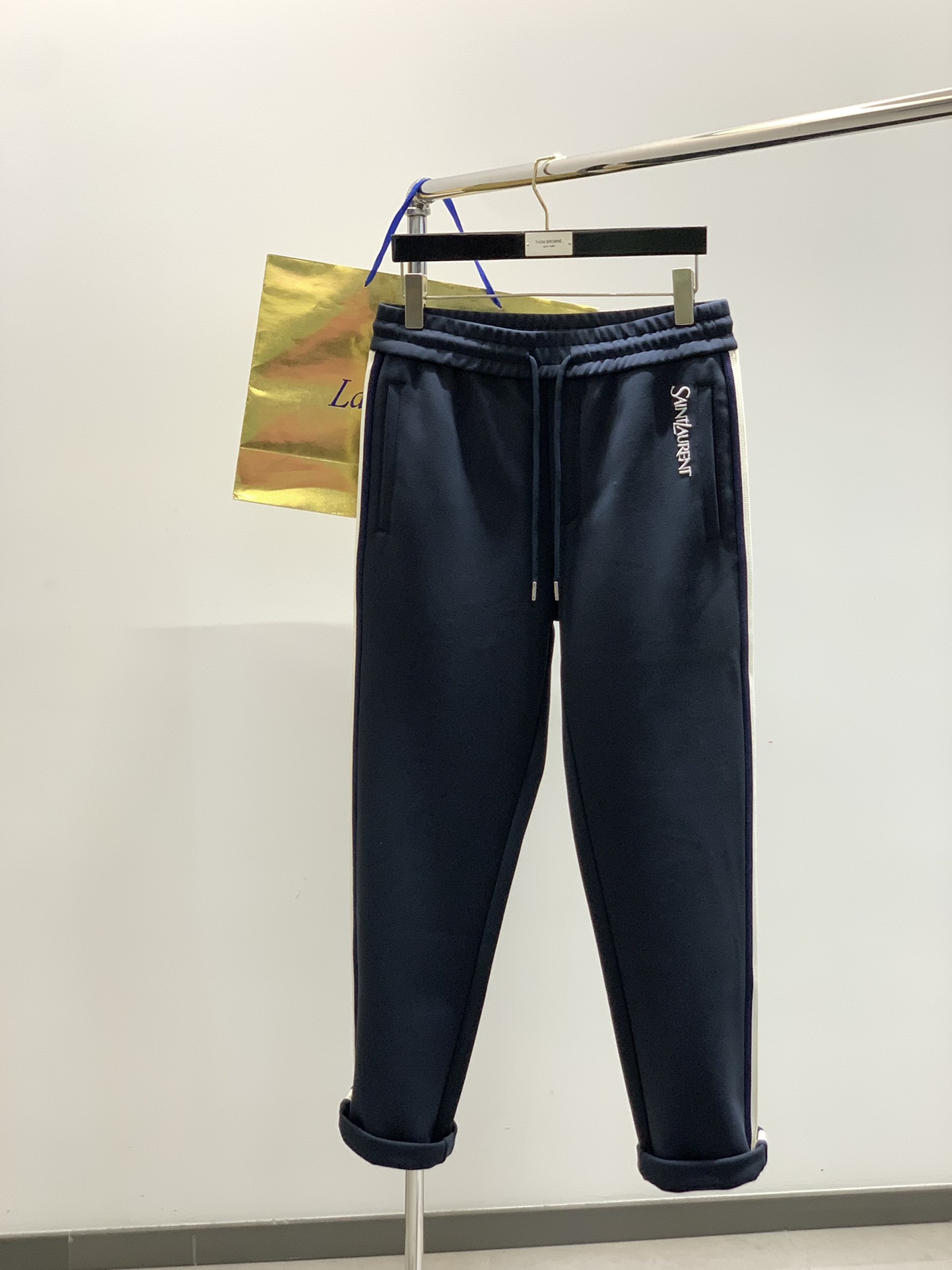 NO:506759,,Saint Laurent, the latest products in autumn and winter, the counter is available at the same time, original singles, fashionable casual pants, imported original fabrics, top-grade embroidery craft letter pattern decorative logo, original hardware accessories, unique design, super positive style, comfortable and breathable, extremely high grade, counter quality, handsome and stylish upper body, 2 colors recommendation, S-4XL, saint laurent, saint laurent, alexander wang19860909,Saint Laurent 圣罗兰,秋冬最新品,专柜同步有售,原单狠货,时尚休闲裤,进口原版面料,顶级刺绣工艺字母图案装饰logo,原版五金辅料,独特设计,版型超正,舒适透气,档次极高,专柜品质,上身帅气有型,2色推荐,码数S-4XL,,saint laurent,saint laurent,alexander wang,Men's clothing