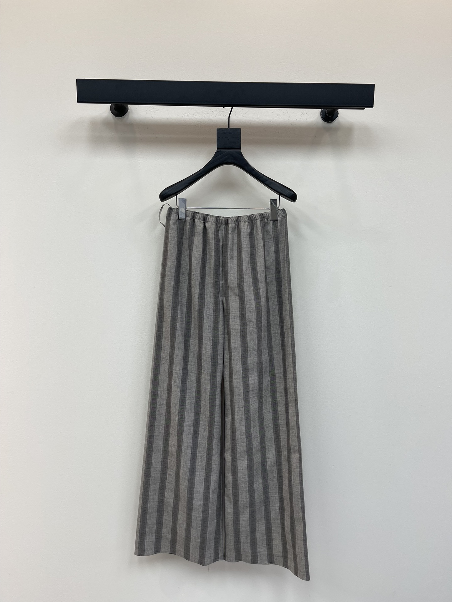 NO:467745,The Row*25 new TR gray vertical striped suit trousers. Worn-split cotton blend fabric is soft, comfortable and breathable, with high gloss and smooth lines that perfectly modify the leg lines!  Showing unparalleled slenderness and uprightness!  A versatile basic style, minimalist outfit!  The perfect fusion of fashion and comfort is the best choice for you to show your elegant temperament and confident charm!  SML, business suit,alexander wang19860909The Row*25新款TR灰色竖条纹西装长裤.精纺棉混纺面料,柔软舒适透气,光泽度高,流畅的线条,将腿部线条完美修饰！展现出无与伦比的修长与挺拔！百搭基础款,极简穿搭！时尚与舒适的完美融合 是你展现优雅气质与自信魅力的不二之选！SML,,business suit,alexander wang,Women's clothing