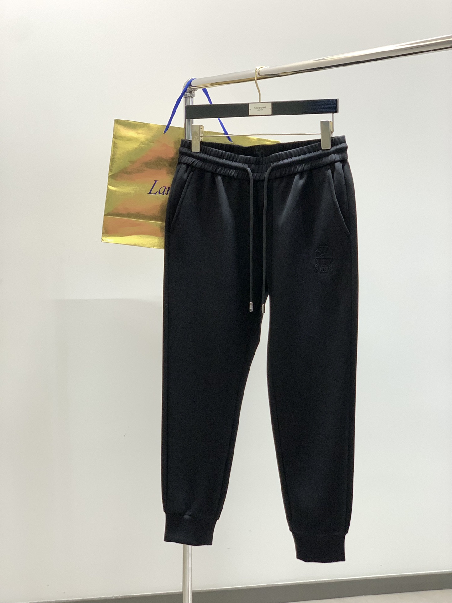 NO:506772,, Italian god lion, fashion brand, new autumn and winter products, fashionable casual pants, special counters are available at the same time, original singles are made of imported original fabrics, unique design, elegant and high-end color matching, remarkable details in the interior, top-level relief craft letter pattern logo, original hardware and auxiliary materials decoration, extremely high grade, comfortable and breathable, handsome upper body, 2 colors recommendation, S-4XL, alexander wang19860909,意大利神狮,时尚品牌,秋冬新品,时尚休闲裤,专柜同步有售,原单狠货,采用进口原版面料,独特设计,配色高雅高级,内里细节可圈可点,顶级浮雕工艺字母图案logo,原版五金辅料装饰,档次极高,舒适透气,上身帅气,2色推荐,码数S-4XL,,alexander wang,Men's clothing