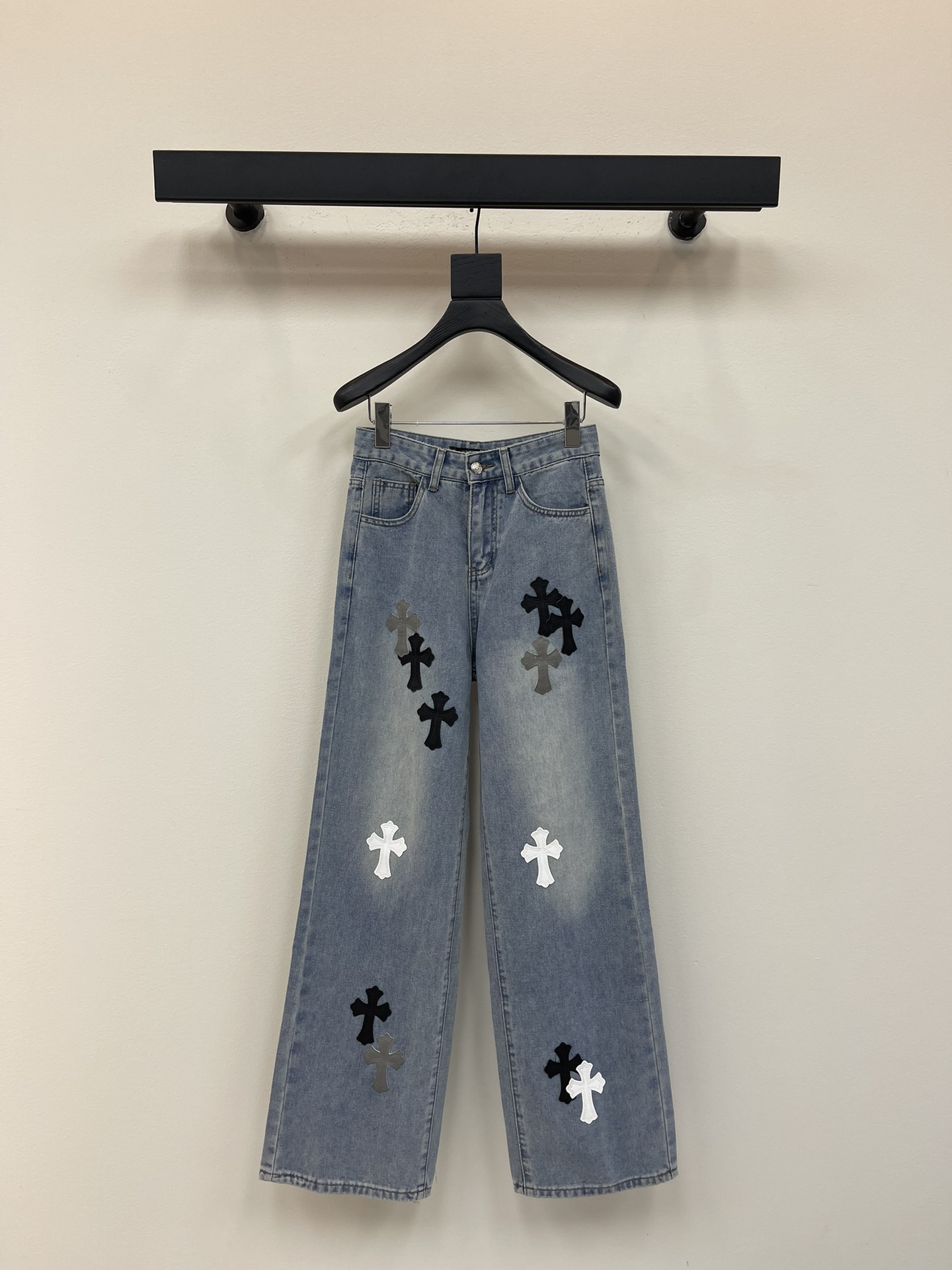 NO:461974,Crowxin's new leather embroidered cross casual jeans, high-end version!  Customized fabrics are breathable and comfortable, with impeccable details, and the brand element design concept reflects high quality. They feel delicate and soft!  It is casually cut, with a great upper body style!  SML, chrome hearts, jeans, alexander wang19860909克罗心新款贴皮刺绣十字架休闲牛仔裤,高端版本！定制面料 透气舒适度高,细节无可挑剔,品牌元素设计理念,体现高品质.手感细腻柔软！呈现休闲裁剪,上身版型超赞！ SML,,chrome hearts,jeans,alexander wang,Women's clothing