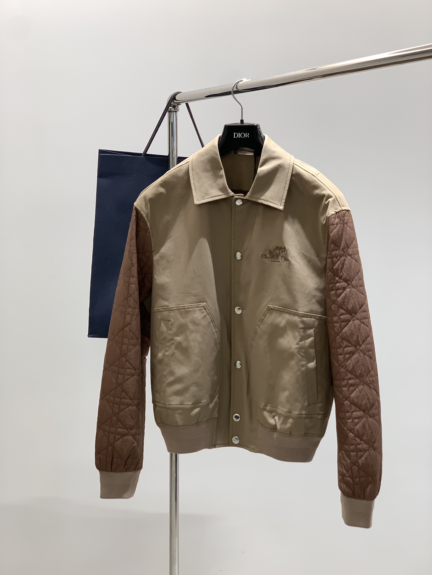 NO:506764,,Dior Dior, new autumn products, available at the same time for counters, simple and fashionable casual jackets, original imported fabrics, comfortable and breathable, top-grade embroidery craft letter pattern logo, original hardware and auxiliary decoration, extremely high-end, unique design, fashionable and handsome on the upper body!  S-XL, dior, dior, jackets & coats, jackets & coats, alexander wang19860909,Dior 迪奥, 秋季新品,专柜同步有售,简约时尚休闲夹克外套,原版进口面料,舒适透气,顶级刺绣工艺字母图案logo,原版五金辅料装饰,档次极高,独特设计,上身时尚帅气！码数S-XL,,dior,dior,jackets & coats,jackets & coats,alexander wang,Men's clothing