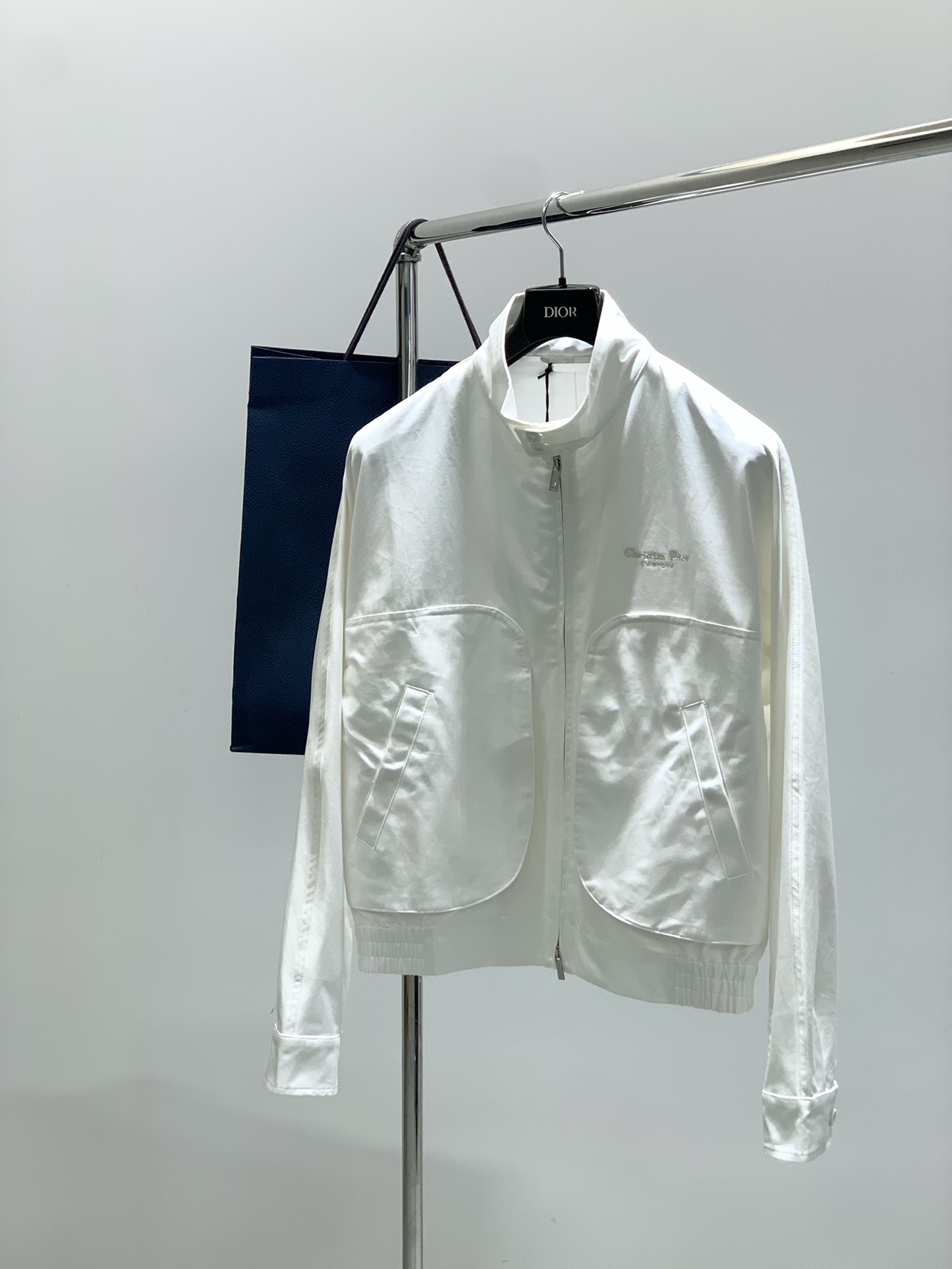 NO:506792,,Dior Dior, new autumn products, available at the same time for counters, simple and fashionable casual jackets, original imported fabrics, comfortable and breathable, top-grade embroidery craft letter pattern logo, original hardware and auxiliary decoration, extremely high-end, unique design, fashionable and handsome on the upper body!  S-XL, dior, dior, jackets & coats, alexander wang19860909,Dior 迪奥, 秋季新品,专柜同步有售,简约时尚休闲外套,原版进口面料,舒适透气,顶级刺绣工艺字母图案logo,原版五金辅料装饰,档次极高,独特设计,上身时尚帅气！码数S-XL,,dior,dior,jackets & coats,alexander wang,Men's clothing