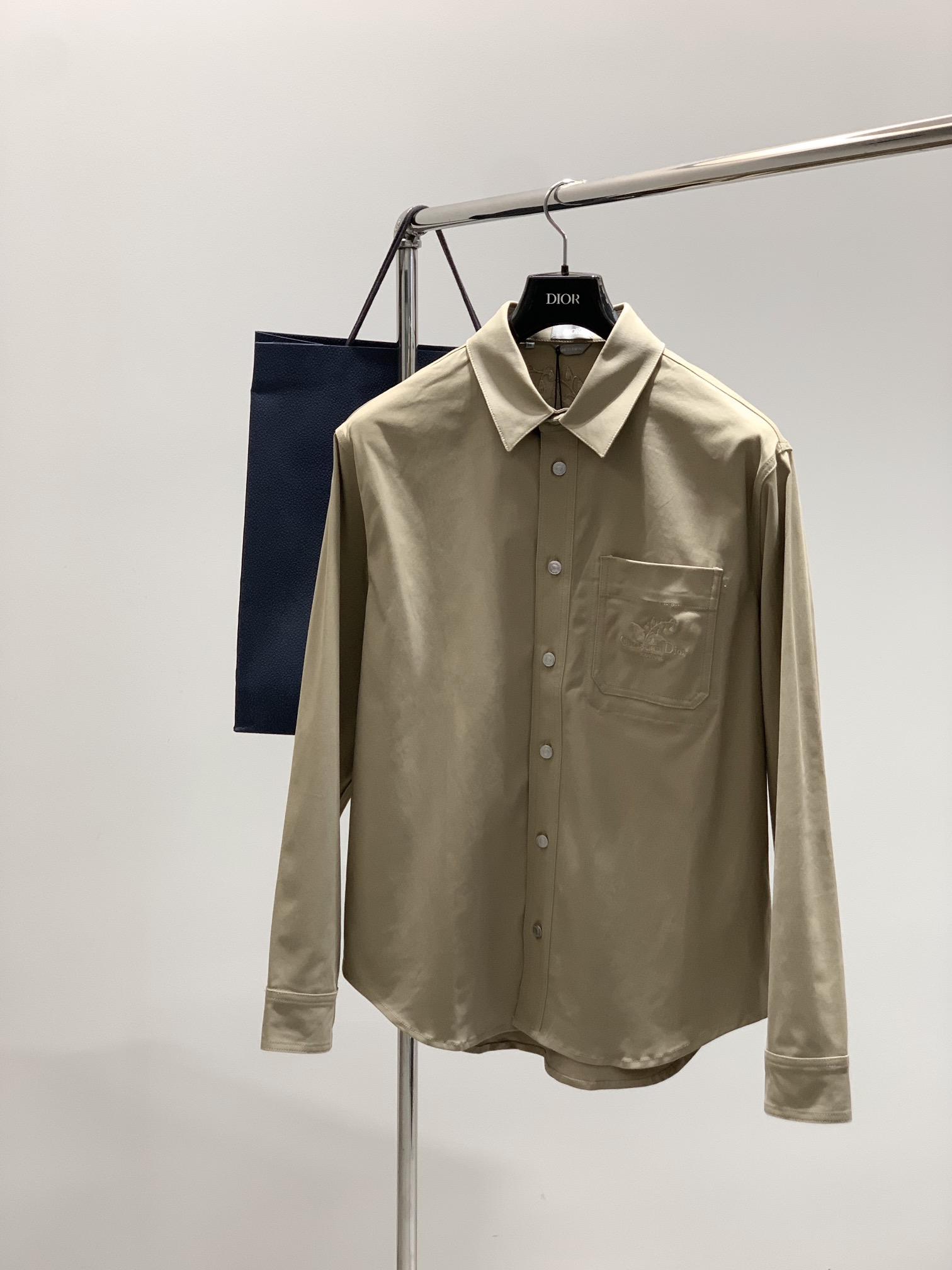 NO:506779,,Dior Dior, new autumn products, available at the same time for counters, simple and fashionable casual jackets, original imported fabrics, comfortable and breathable, top-grade embroidery craft letter pattern logo, original hardware and auxiliary decoration, extremely high-end, unique design, fashionable and handsome on the upper body!  S-XL, dior, dior, jackets & coats, alexander wang19860909,Dior 迪奥, 秋季新品,专柜同步有售,简约时尚休闲外套,原版进口面料,舒适透气,顶级刺绣工艺字母图案logo,原版五金辅料装饰,档次极高,独特设计,上身时尚帅气！码数S-XL,,dior,dior,jackets & coats,alexander wang,Men's clothing