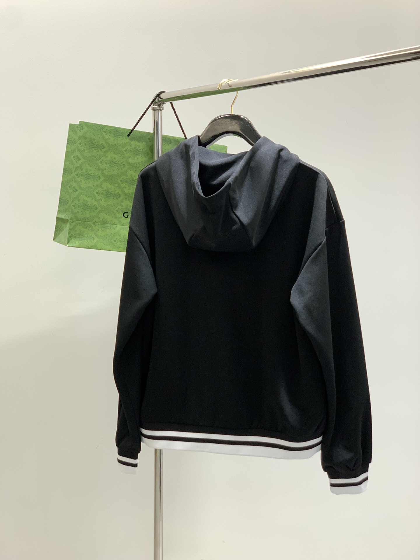 NO:506777,Clothes, pants, Gucci, the latest autumn style, available at the counter at the same time, original orders, fashionable casual suits, and very distinctive on the upper body!  Eye-catching and highlighted, imported original fabric, top-level embossed craft letter pattern decorative logo, original hardware and auxiliary materials decoration, simple but not lacking in fashion, classic and atmospheric, comfortable and breathable, handsome and stylish on the upper body, S-XL, gucci, gucci, alexander wang19860909衣服,裤,Gucci 古驰,秋季最新款,专柜同步有售,原单狠货,时尚休闲套装,上身很有特点！吸睛而有亮点,进口原版面料,顶级浮雕工艺字母图案装饰Logo,原版五金辅料装饰,简单而不失时尚,经典大气,舒适透气,上身帅气有型,码数S-XL,,gucci,gucci,alexander wang,Men's clothing