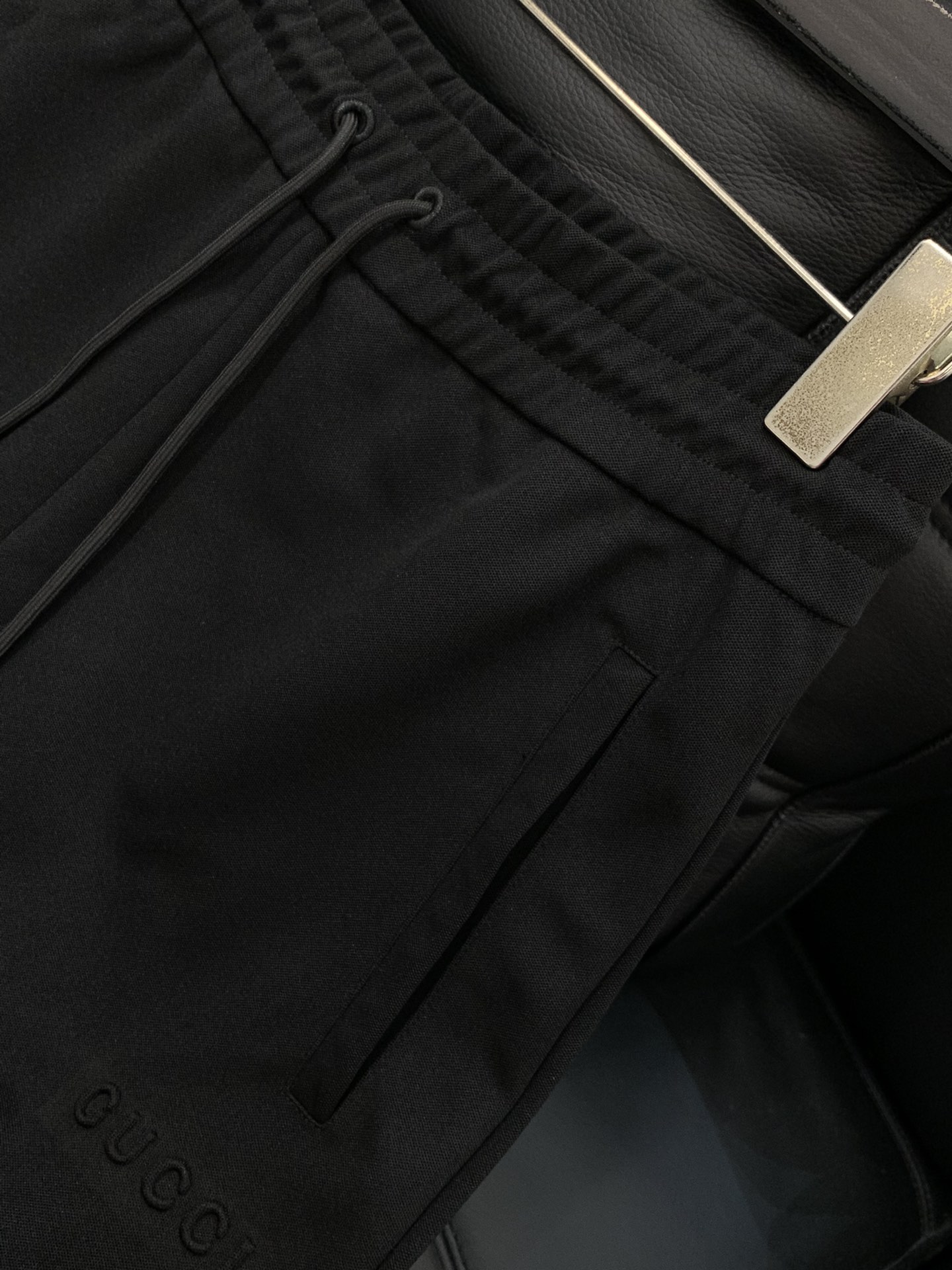 裤子Gucci 古驰，2025秋季最新款，专柜同步有售，原单狠货，时尚休闲套装，上身很有特点！吸睛而有亮