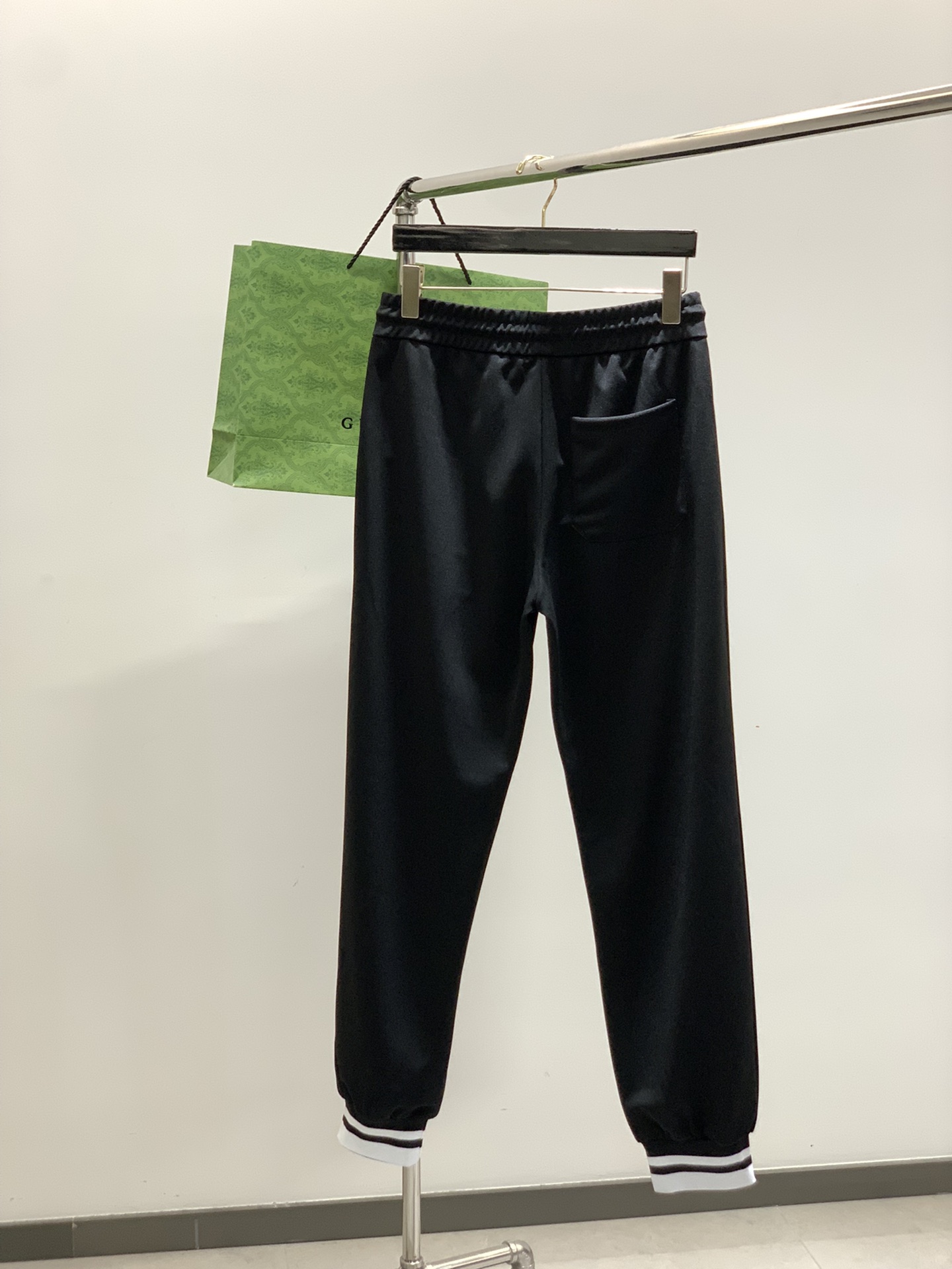 裤子Gucci 古驰，2025秋季最新款，专柜同步有售，原单狠货，时尚休闲套装，上身很有特点！吸睛而有亮