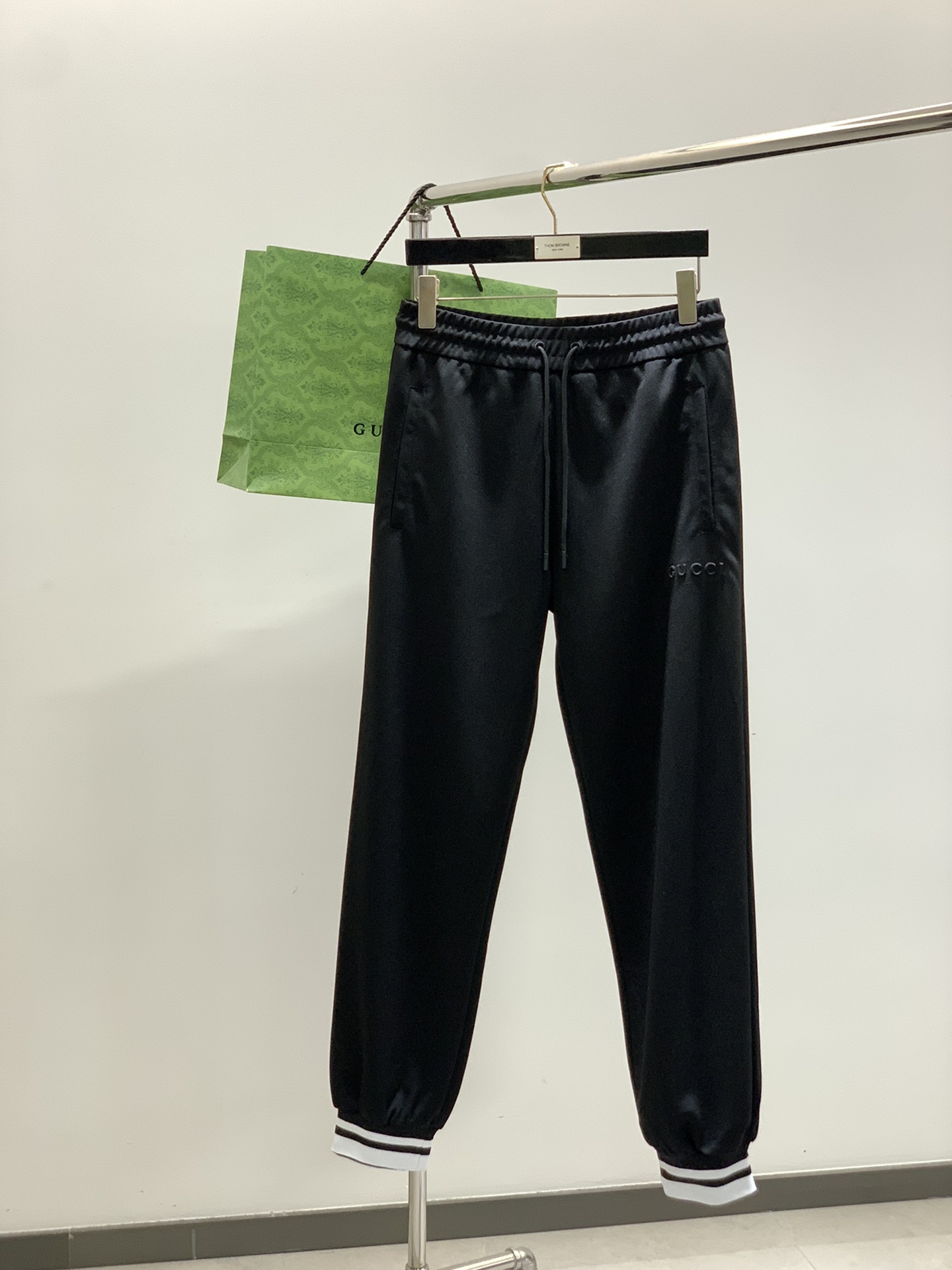 裤子Gucci 古驰，2025秋季最新款，专柜同步有售，原单狠货，时尚休闲套装，上身很有特点！吸睛而有亮