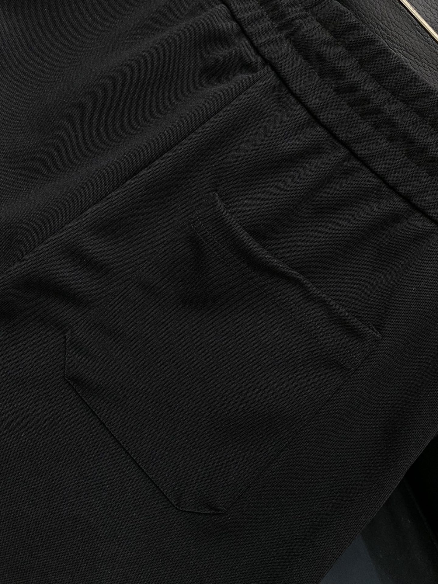 裤子Gucci 古驰，2025秋季最新款，专柜同步有售，原单狠货，时尚休闲套装，上身很有特点！吸睛而有亮