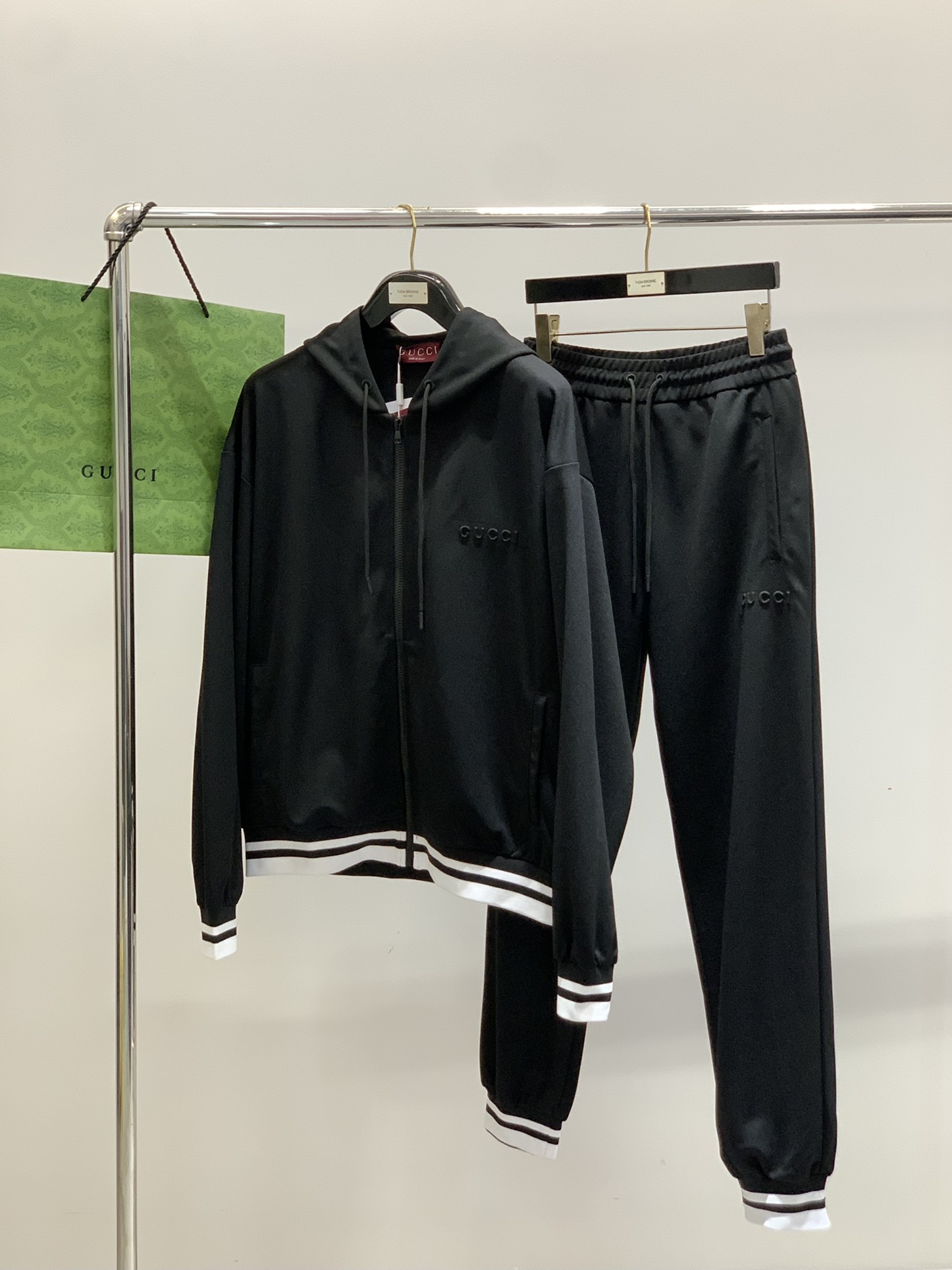 裤子Gucci 古驰，2025秋季最新款，专柜同步有售，原单狠货，时尚休闲套装，上身很有特点！吸睛而有亮