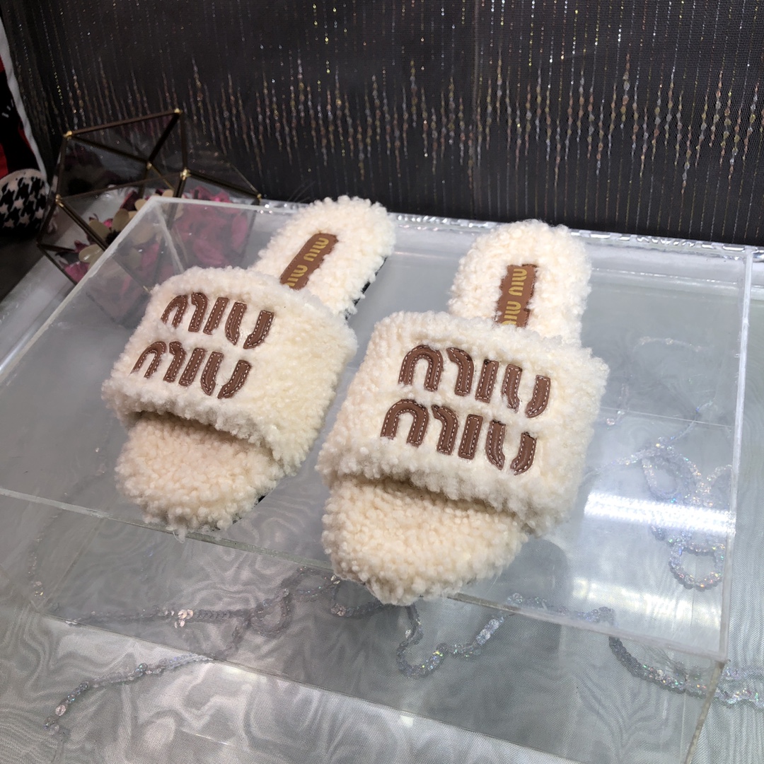 NO:612459,Out~Miu Mi*25 new autumn and winter sheep’s curly wool slippers!  Simple and casual, with a sense of high-end that can be both salty and sweet!  It looks good no matter how you match it!  Pure wool for the upper, wool lining/foot pads, genuine leather sole imported from Italy, heel height 1cm, Size 35-39 (customized at 40.41), furry shoes and slippers, miumiu, slippers19860909出～Miu Mi*25秋冬新品羊卷毛拖！简约随性 高级感满满可盐可甜！怎么搭都好看！ 鞋面纯羊毛 内里/垫脚羊毛 大底意大利进口真皮底 跟高1cm Size35-39〔40.41定做〕,毛毛鞋拖鞋,miumiu,slippers,Women's Shoes