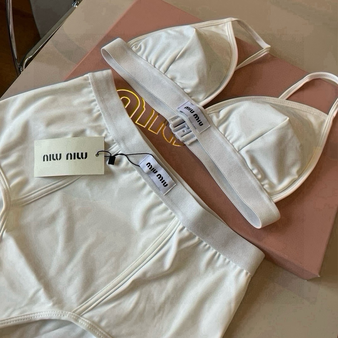 🆕

miumiu缪缪分体套装新款分体泳衣😍🥰适合多种场景的游泳衣🏊‍♀️海边 游泳池 温泉 水上乐园 