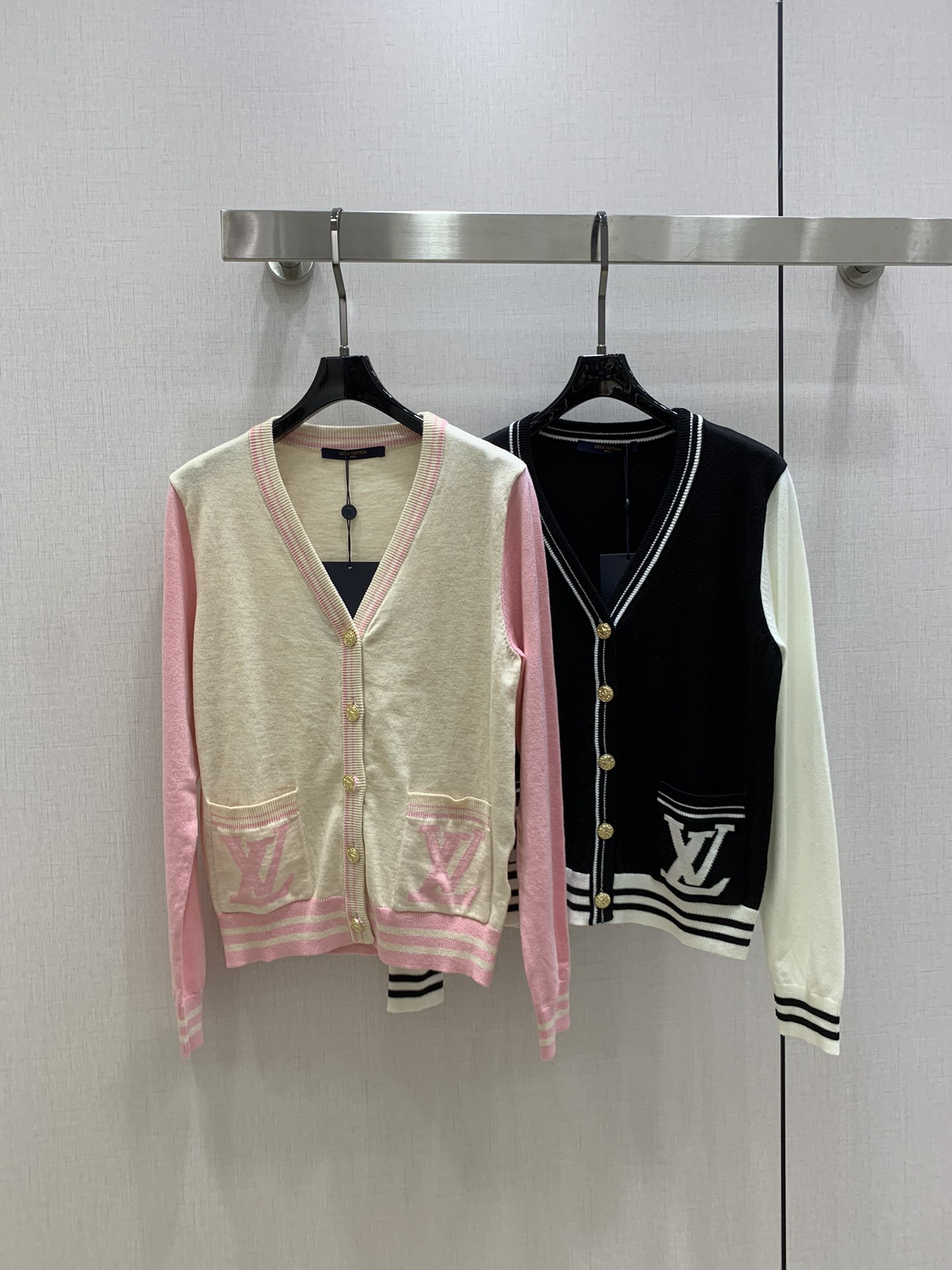 NO:492852,Highly recommended LV* early autumn new style, spliced ​​college style long-sleeved jacket, classic sweater, wool, delicate and soft texture. Classic age-reducing item!  The three-dimensional logo letter design is fashionable and handsome!  The style is not picky about others and looks slim!  The perfect item that is a must-have for white and rich beauty. The texture is excellent and the workmanship is perfect!  Spot opening and grab two colors SML codes High-quality ABC, louis vuitton, jackets & coats, sweaters, alexander wang19860909强烈推荐 LV*早秋新款 拼接学院风长袖外套 经典毛衣 羊毛 质感细腻软糯.经典减龄单品！立体Logo字母设计时髦又帅气！版型不挑人上身巨显瘦！白富美必收的完美单品.质感超赞完美做工品质！现货开抢 两个色 SML码 高品质ABC,,louis vuitton,jackets & coats,sweaters,alexander wang,Women's clothing