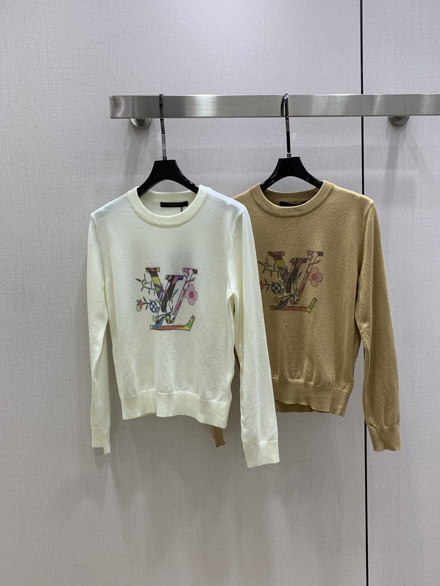 NO:492835,Highly recommended LV* early autumn new style printed long-sleeved top classic sweater wool texture delicate and soft. Classic age-reducing item!  The three-dimensional logo letter design is fashionable and handsome!  The style is not picky about others and looks slim!  The perfect item that is a must-have for white and rich beauty. The texture is excellent and the workmanship is perfect!  Two colors SML code high quality ABC, louis vuitton,sweaters,alexander wang19860909强烈推荐 LV*早秋新款 印花长袖上衣 经典毛衣 羊毛 质感细腻软糯.经典减龄单品！立体Logo字母设计时髦又帅气！版型不挑人上身巨显瘦！白富美必收的完美单品.质感超赞完美做工品质！两个色 SML码 高品质ABC,,louis vuitton,sweaters,alexander wang,Women's clothing