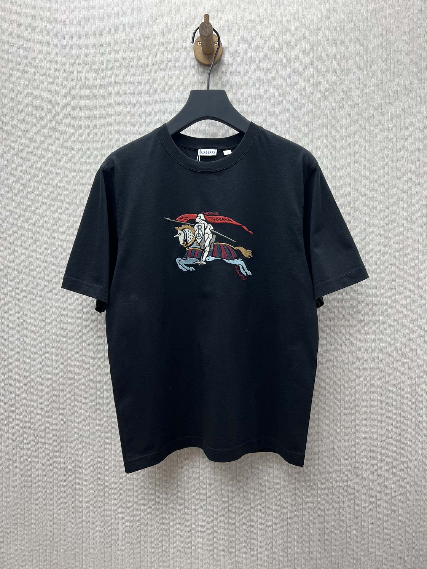 La nueva camiseta 25ss de Burberry está confeccionada con un tejido de algodón liso y tiene un corte informal. Bordado …