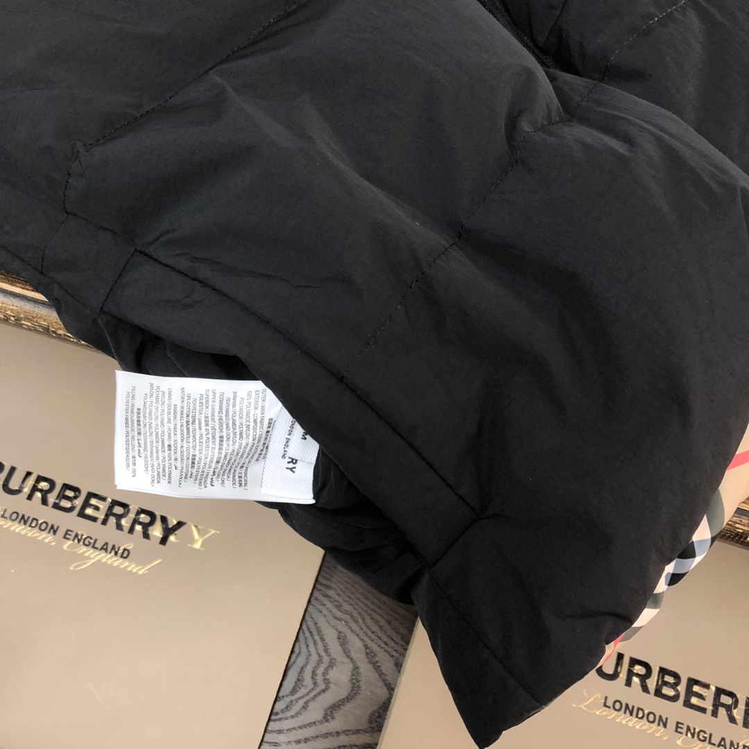  P300 🆕🆕BUR*BERRY  巴宝莉 2025秋冬最新款羽绒双面马甲，爆款超级无敌百搭时尚好看！
经典斜格纹立领保暖加厚AB面可穿羽绒马甲
这款立体格纹羽绒服自带美式的复古感，格纹面料就足够抢眼了，版型和细节设计上也很加分，配色特别洋气，是透着高阶气质的卡其白黑格纹尽显复古感，淡雅低调又不失活力的感觉。上身牢牢锁住你的风度和温度，非常拉风、时髦冬季出门穿上它，气场横扫整条街！
高科技数码印花的格纹羽绒料，肉眼可见的质感，摸着柔软顺滑，内里填充90白鸭绒、是鸭胸前和腋下最柔软的绒毛，经过12道消毒，纯净无异味，蓬松度撑起了时尚的廓形，手感软糯，保暖效果好，给你最贴心与最安全的温暖。上身舒适温暖轻松穿出高阶的气质感来，日常通勤穿都ok。
图片颜色
尺码:S-M-L-XL-XXL