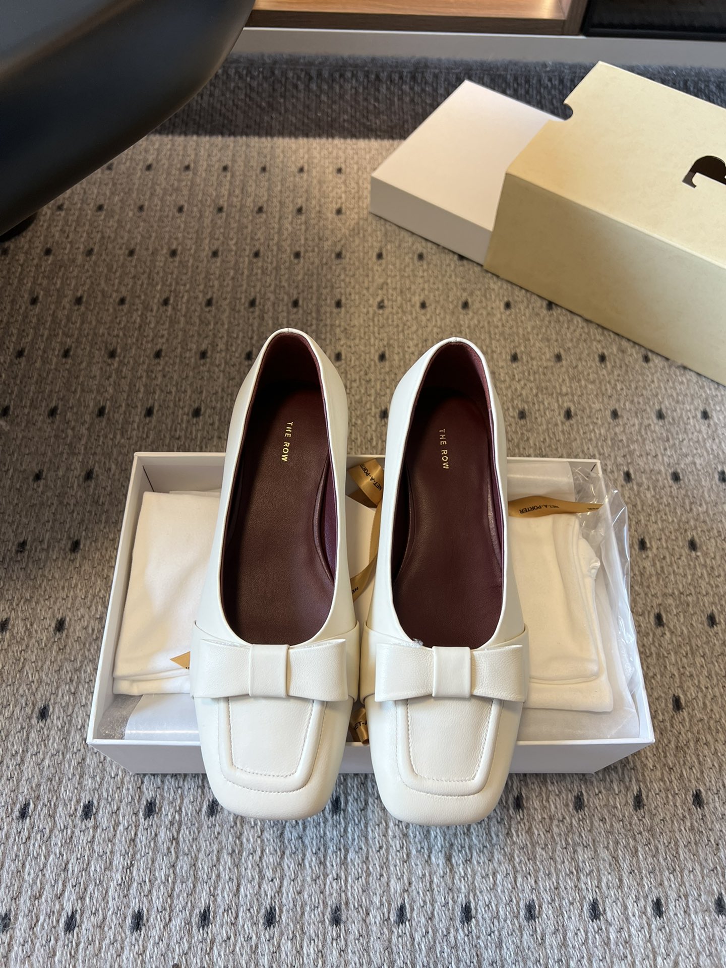 NO:460160,The Ro* new thick-heeled bow-shaped Mary Jane shoes are said to be the most beautiful Mary Jane milk of the year. French elegant temperament is online, high-end and fashionable, salty or sweet, literary and elegant!  Whether it is a short skirt with short shorts and casual pants in summer, or a short skirt with windbreaker in autumn and winter, it is a perfect sense of high quality, full of femininity, high gold heels are not tired of wearing. It is a wearable item in all seasons, easy to wear and good to wear, Fengmo’s global classic works, soft and delicate sheepskin fabric makes this Mary Jane immediately unique and very textured. Upper: ox back velvet, frosted inner skin, outsole: original open mold sole Size35-40 (40 custom made, no return or exchange), loafers, loafers, mary jane, skirts, shorts, sheepskin, gold19860909莞产 The Ro* 新款粗跟蝴蝶结玛丽珍单鞋 据说这是本年度最美丽的玛丽珍奶,法式优雅气质在线、高级又时髦,可盐可甜,文艺又气质！无论是夏天配短裙配短裤休闲裤,还是秋冬配短裙配风衣,都是妥妥的高级感,女人味爆满,黄金跟高穿着不累 四季可穿的单品,好穿又好看,风魔全球经典著作,柔软细腻羊皮面料让这款玛丽珍立马变得与众不同,非常的有质感. 鞋面: 牛反绒 内里磨砂皮 大底:原版开模大底 Size35-40（40 订做不退换),乐福鞋,loafers,mary jane,skirts,shorts,sheepskin,gold,Women's Shoes