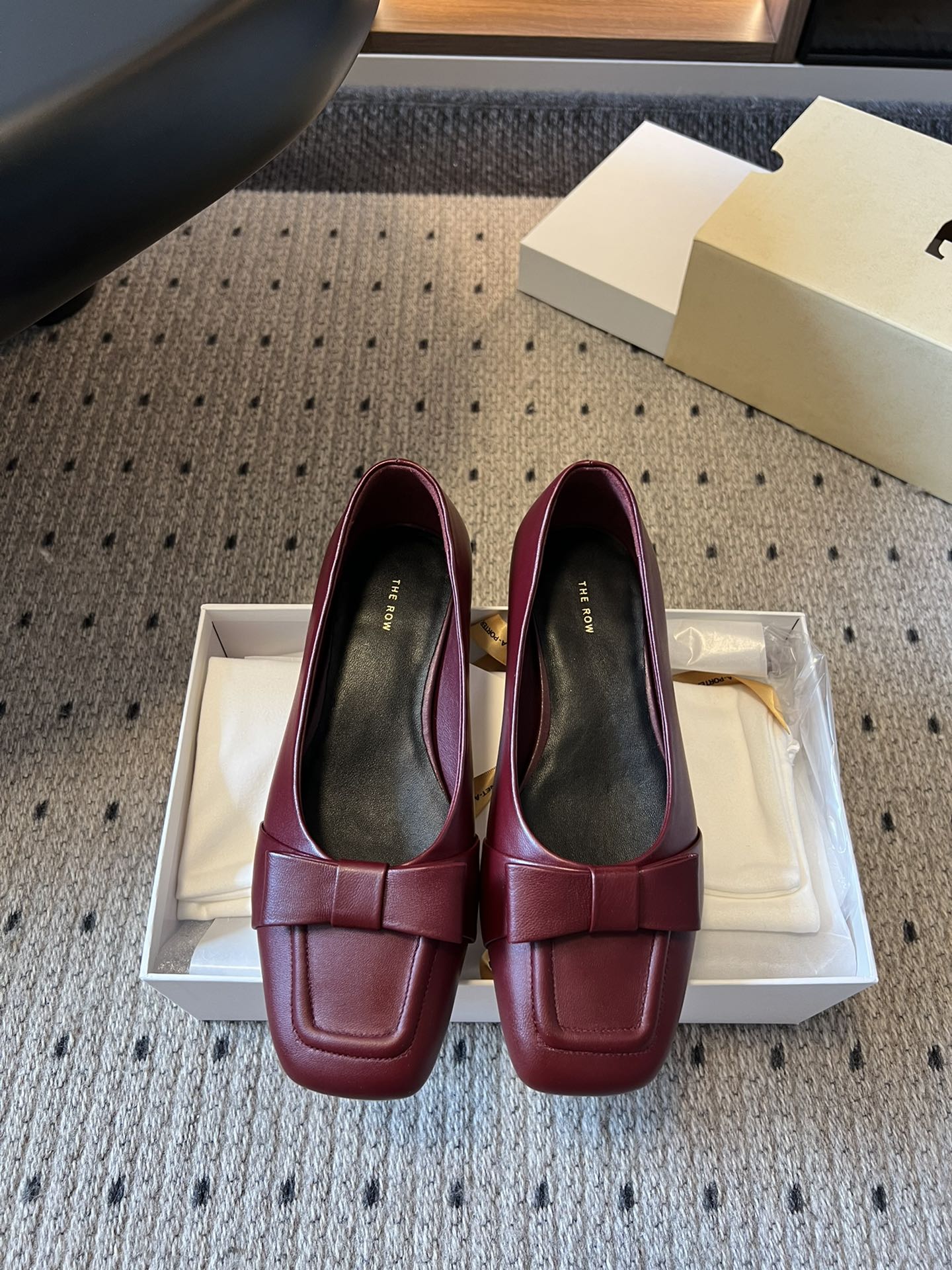 NO:462261,Purchase grade Guan Factory High-quality The Ro* New Mary Jane Single Shoes with Thick Heel Bow It is said that this is the most beautiful Mary Jane Milk this year. French elegant temperament is online, high-end and fashionable, salty or sweet, literary and elegant!  Whether it is a short skirt with shorts and casual pants in summer, or a short skirt with windbreaker in autumn and winter, it is a perfect sense of high quality, full of femininity, high gold heels are not tired of wearing. It is a wearable item in all seasons, easy to wear and good to wear, Fengmo’s global classic works, soft and delicate sheepskin fabric makes this Mary Jane immediately unique and very textured. Upper: ox back velvet, frosted inner skin, outsole: original open mold sole Size35-40 (40 customized, no return or exchange) 390, loafers, loafers, mary jane, skirts, shorts, sheepskin, gold19860909代购级 莞厂高品质The Ro* 新款粗跟蝴蝶结玛丽珍单鞋 据说这是本年度最美丽的玛丽珍奶,法式优雅气质在线、高级又时髦,可盐可甜,文艺又气质！无论是夏天配短裙配短裤休闲裤,还是秋冬配短裙配风衣,都是妥妥的高级感,女人味爆满,黄金跟高穿着不累 四季可穿的单品,好穿又好看,风魔全球经典著作,柔软细腻羊皮面料让这款玛丽珍立马变得与众不同,非常的有质感. 鞋面: 牛反绒 内里磨砂皮 大底:原版开模大底 Size35-40（40 订做不退换) 390,乐福鞋,loafers,mary jane,skirts,shorts,sheepskin,gold,Women's Shoes